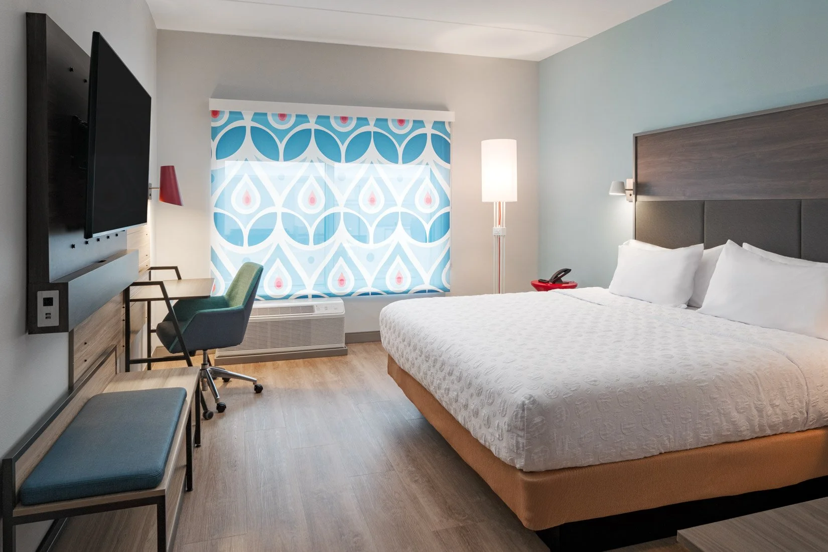  Original Filename: 3925_BNASPRU_TRU_king_bed.jpg File Name: Tru-King-Room.jpg Caption: King guest room Marketing Caption: Comfortable king guest room at Tru by Hilton Spring Hill with modern design and workspace. Alternate Tag: Tru king guest room K