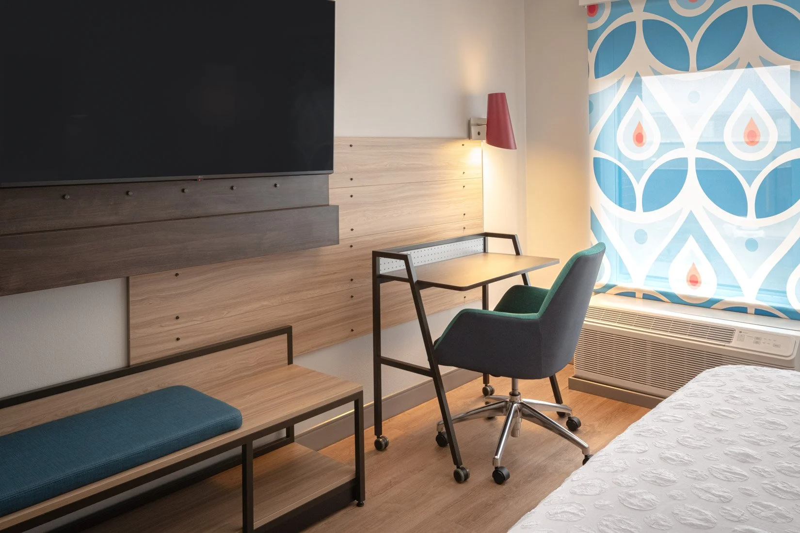  Original Filename: 3927_BNASPRU_TRU_king_desk.jpg File Name: Tru-King-Desk.jpg Caption: King room desk workspace Marketing Caption: Functional workspace and seating in a king guest room at Tru by Hilton Spring Hill. Alternate Tag: Tru king room desk