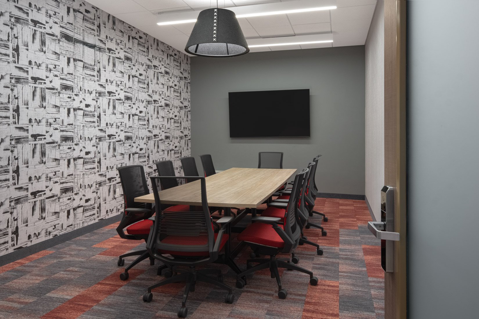  Original Filename: 3935_BNASPRU_TRU_boardroom_table.jpg File Name: Tru-Boardroom.jpg Caption: Boardroom meeting space Marketing Caption: Boardroom meeting space at Tru by Hilton Spring Hill designed for small meetings. Alternate Tag: Tru hotel board