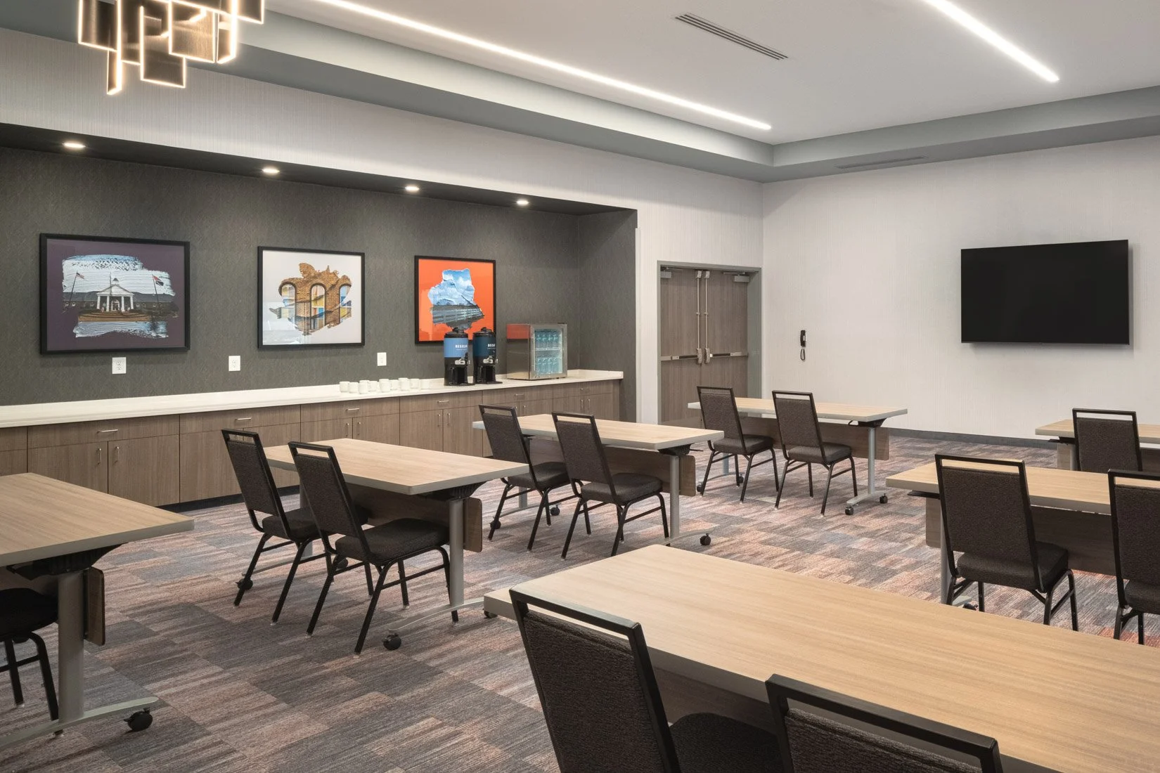  Original Filename: 3938_BNASPRU_TRU_conference_class.jpg File Name: Tru-Conference-Classroom.jpg Caption: Conference room classroom setup Marketing Caption: Meeting room arranged in a classroom style layout at Tru by Hilton Spring Hill. Alternate Ta