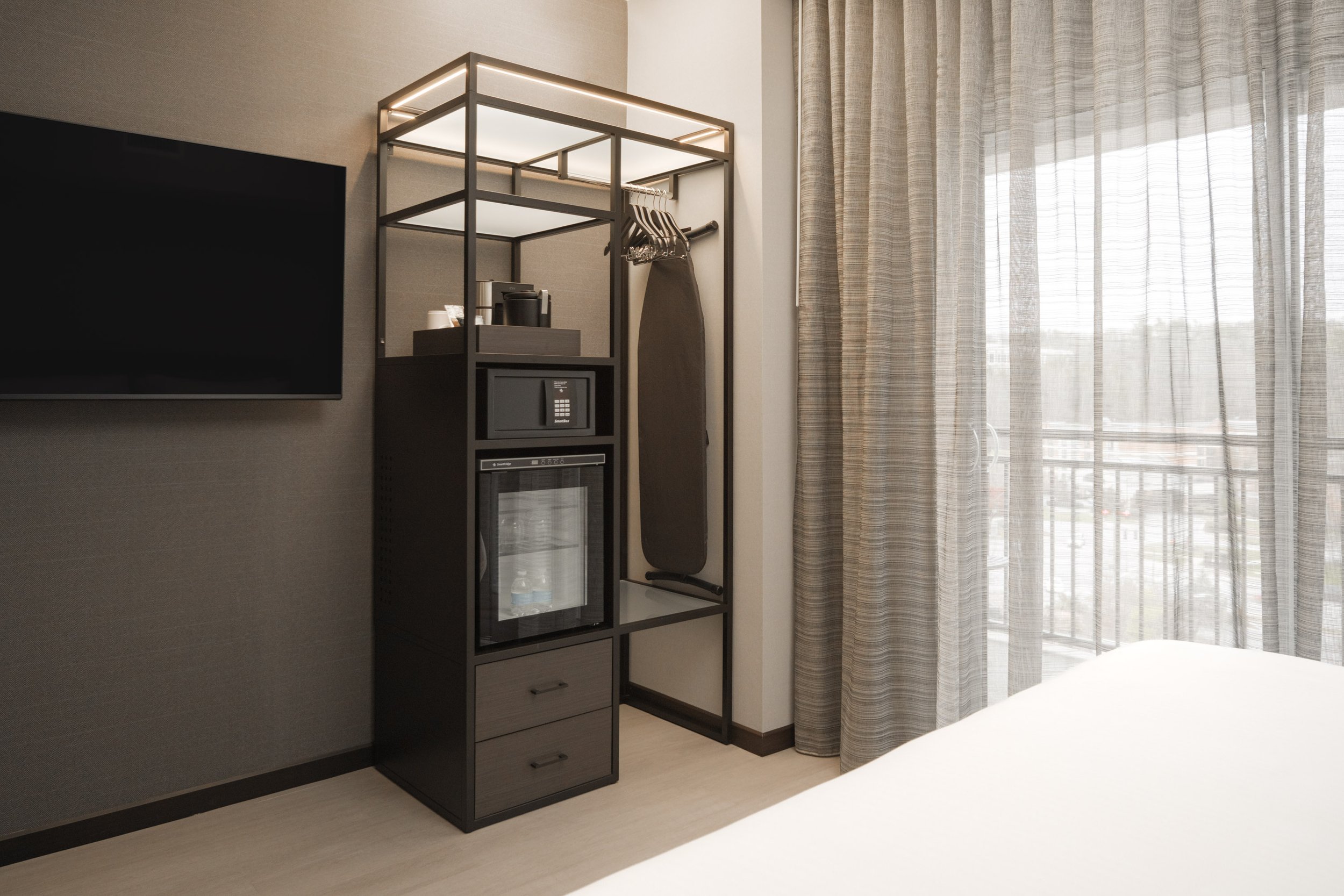 6026_AC_AVLAB_ACHotel_kingsuite_a_closet_Web Resolution.jpg