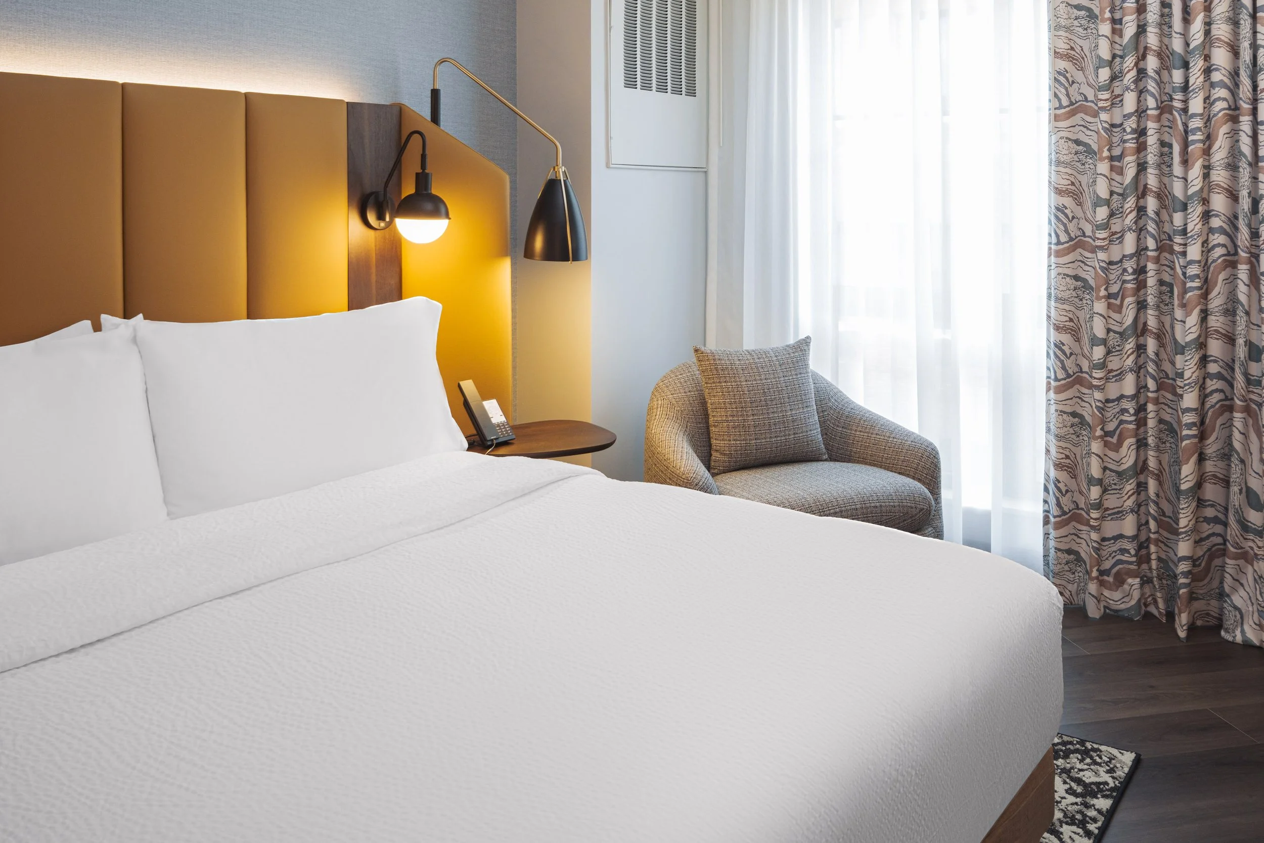3923_Tempo by Hilton_kingroom bed_webres.jpg