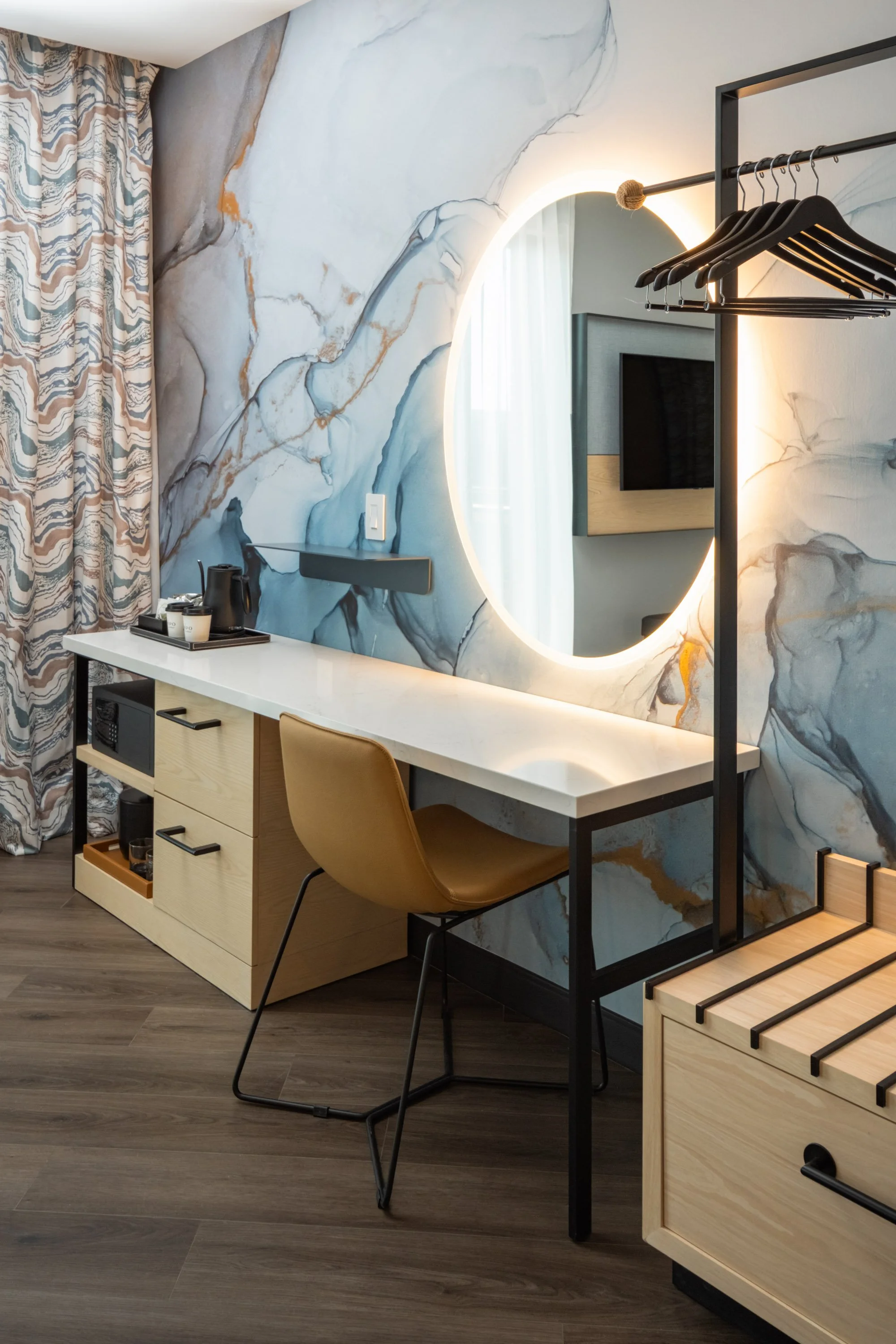 3916_Tempo by Hilton_guest desk amenities_webres.jpg