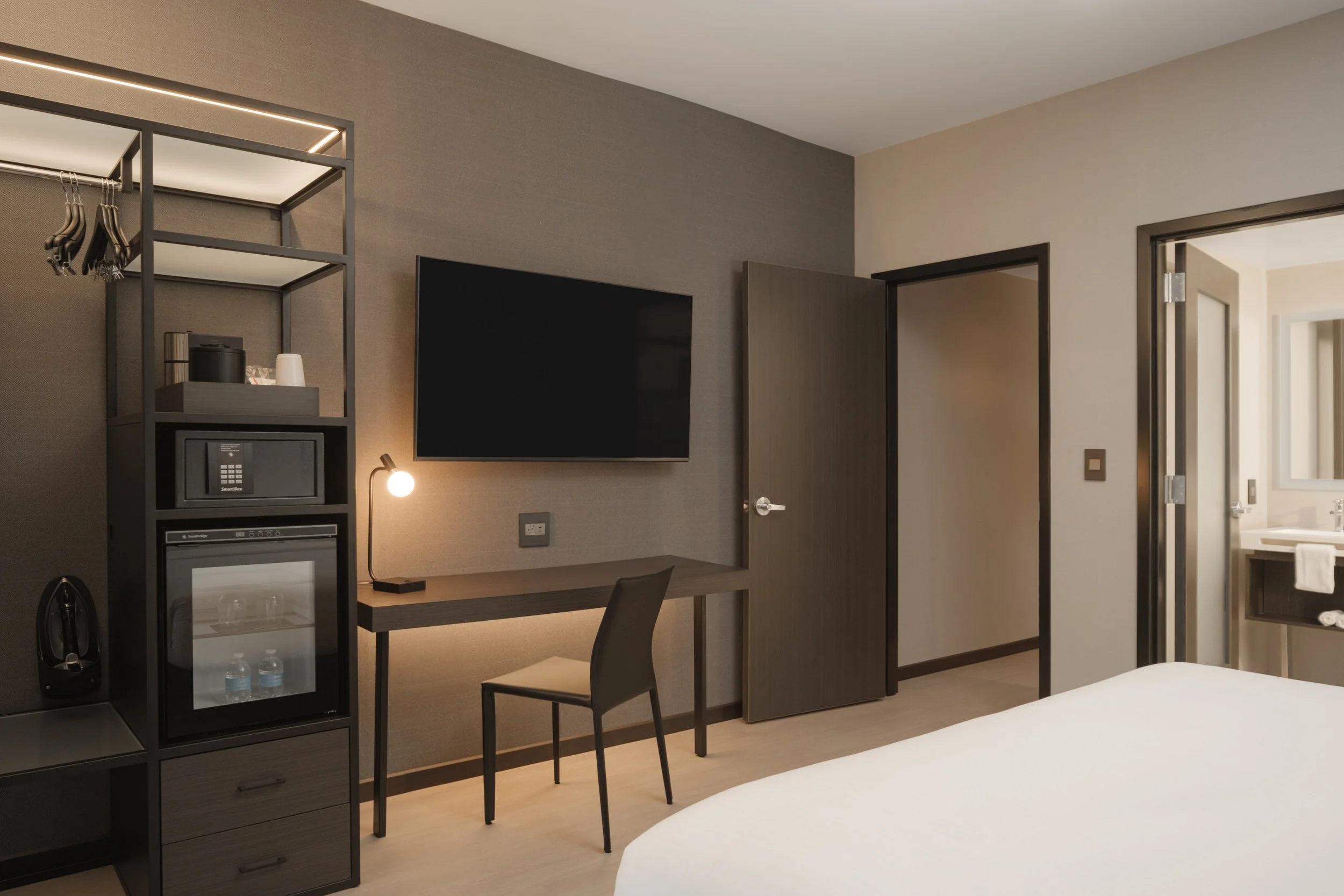 6033_AC_AVLAB_ACHotel_kingsuite_b_desk_Web Resolution.jpg