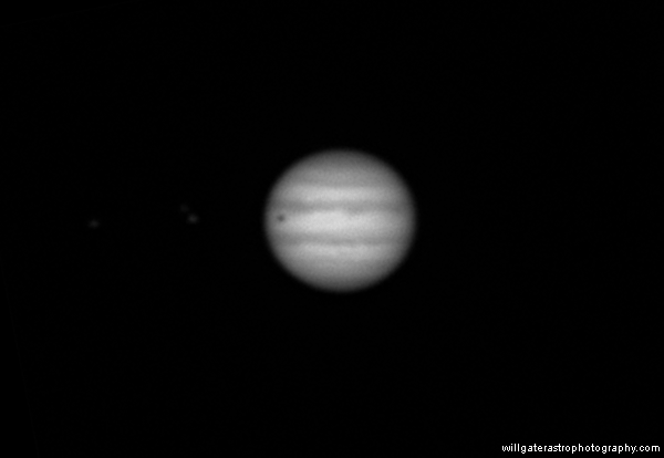 Triple shadow transit on Jupiter (animation of red channels) - 24 January 2015