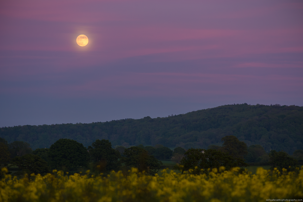 Full Moon rise among the twilight colours of the Belt of Venus - 10 May 2017