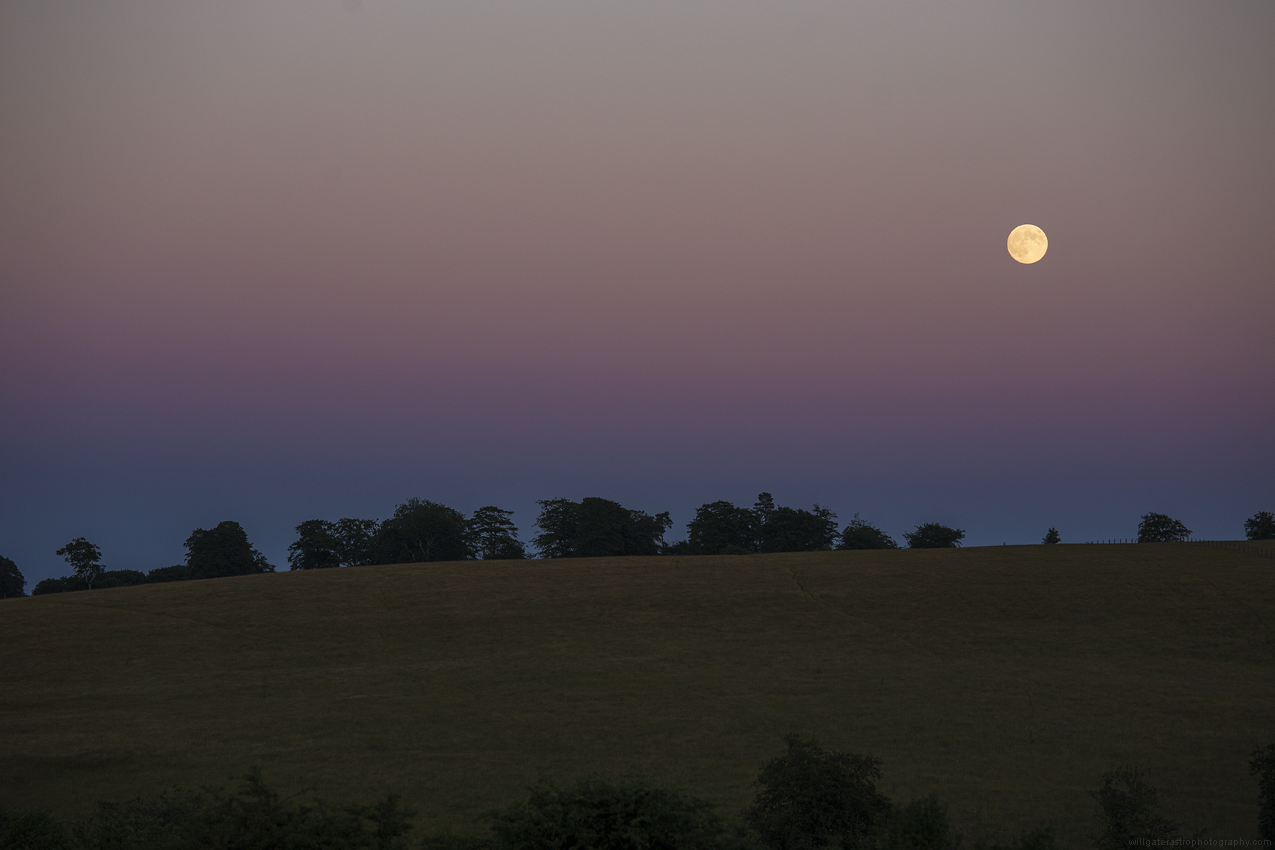 The Full Moon rising over the Earth's shadow (blue) & the Belt of Venus (pinkish-red band) - 27 June 2018