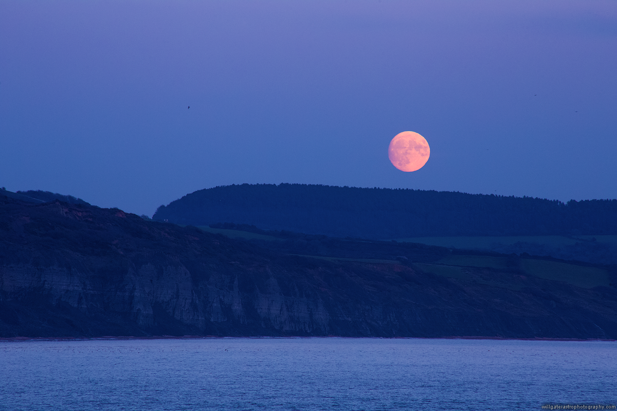 Gibbous-Moon-rise-over-Stonebarrow_10112019_IMG_5044.png