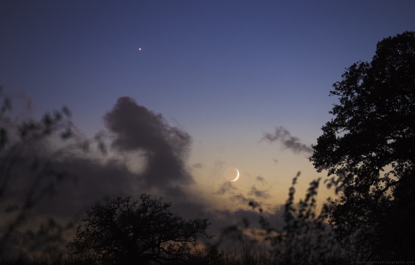 Venus and the crescent Moon with Earthshine – 6 December 2021