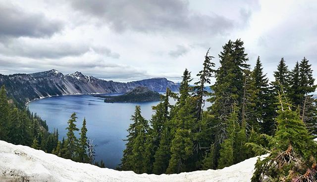 Cold day at Crater Lake 🏔❄️
.
.
.
#craterlakenationalpark #lake #beautiful #snow #oregon