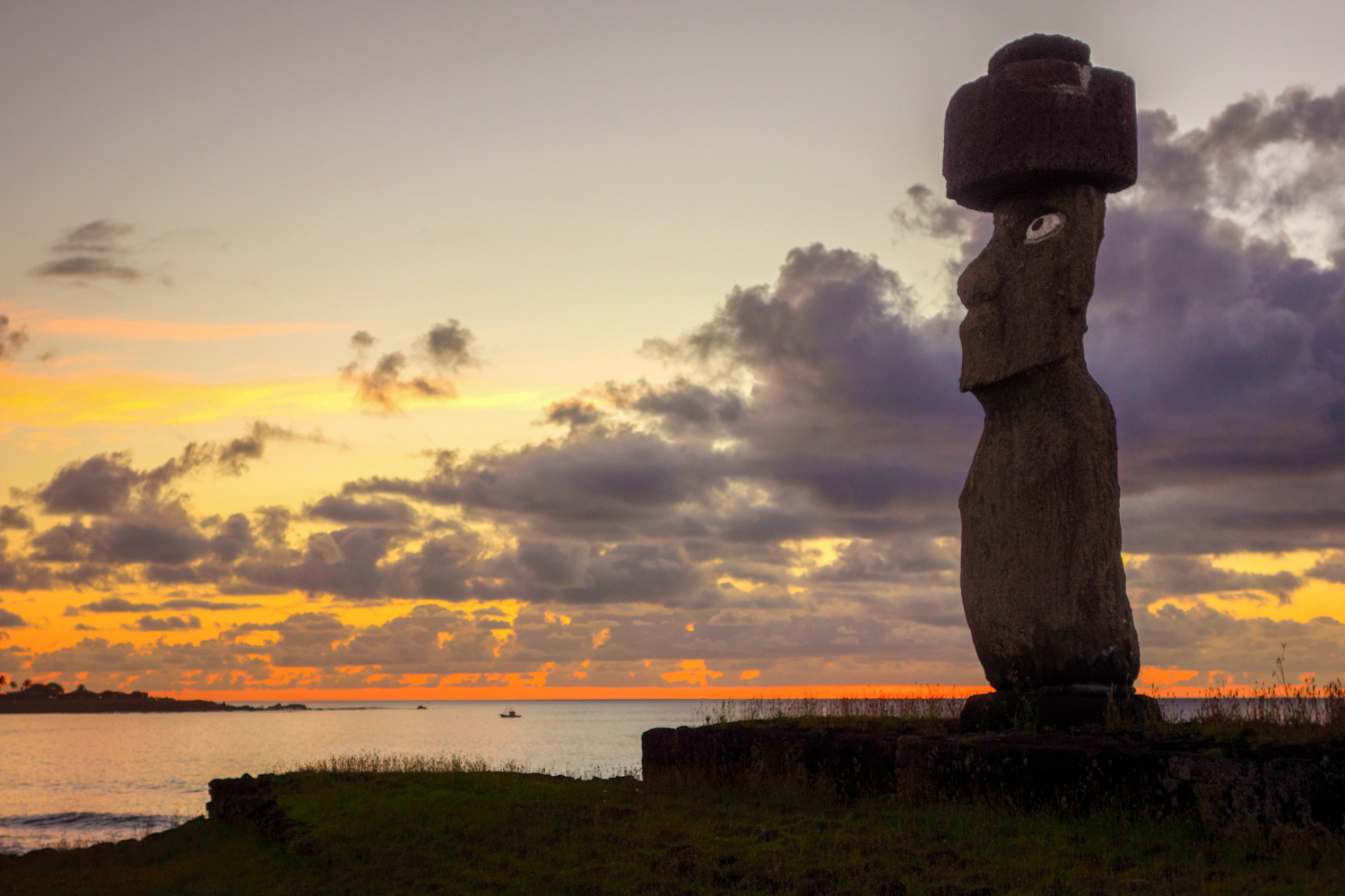 3-Moai_Sunset.jpg