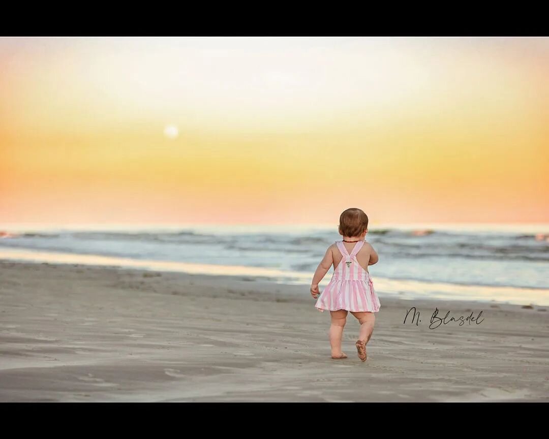 Saylor doesn't like to sit in one place, so we got our exercise instead! Also, that's the moon, but that sunset sky is real. 😍

#galveston #galvestonbeach #sunset #galvestonphotographer