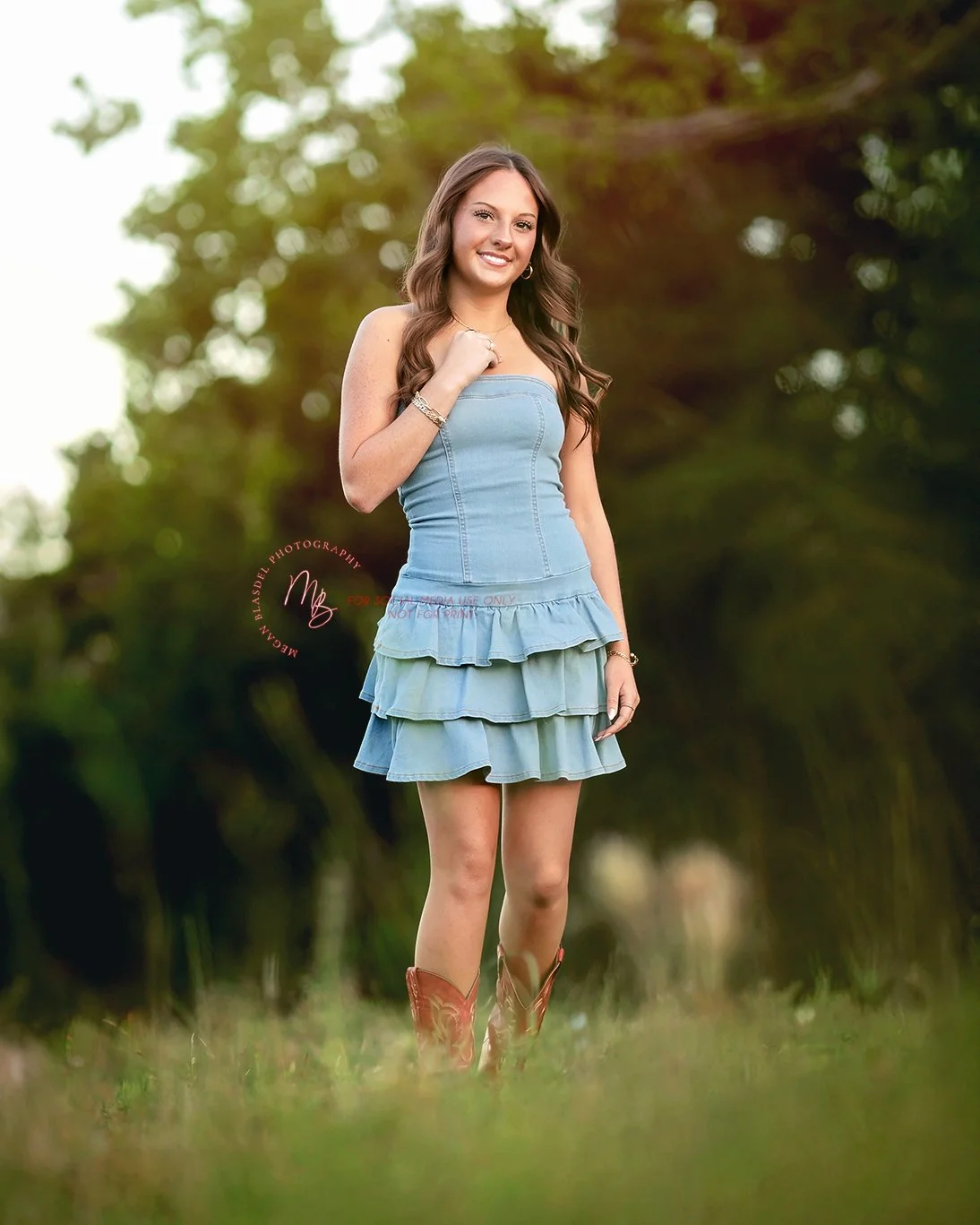 Field and Green Space Senior Portrait Outfit Ideas Santa Fe, TX