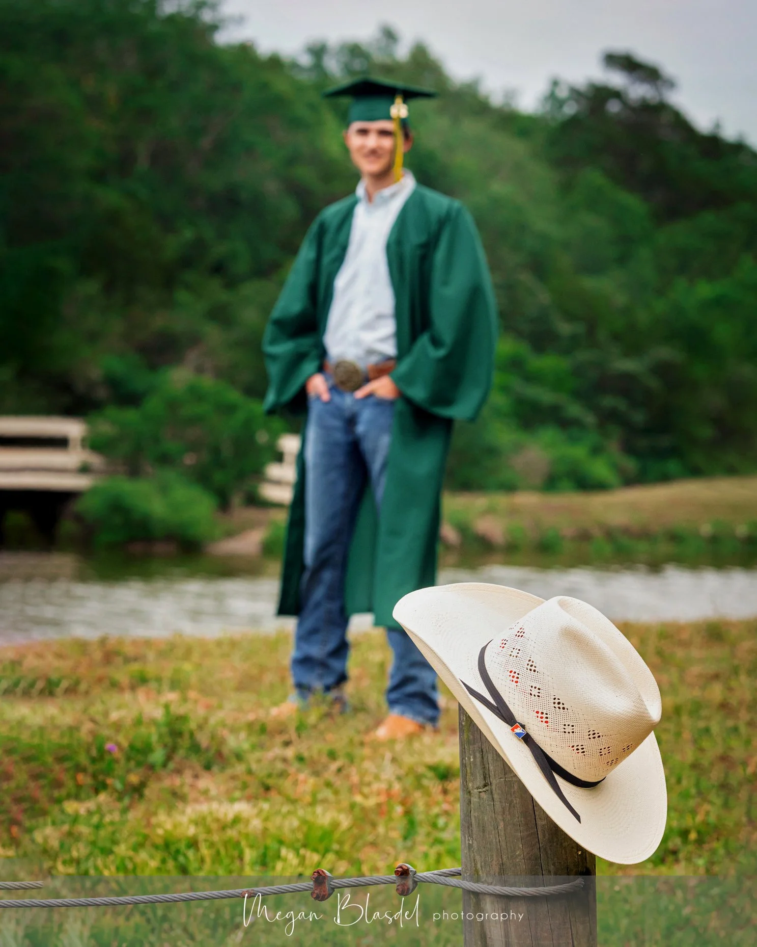MeganBlasdelPhotographySantaFeClearLakeLeagueCitySeniorFamily20230414_024.jpg
