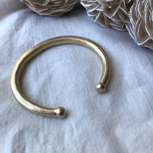 2oz of broken 14k chains,rings,and scraps. Melted and fabricated into a cuff bracelet.
#sr66sf #recycledjewelry #localjeweler