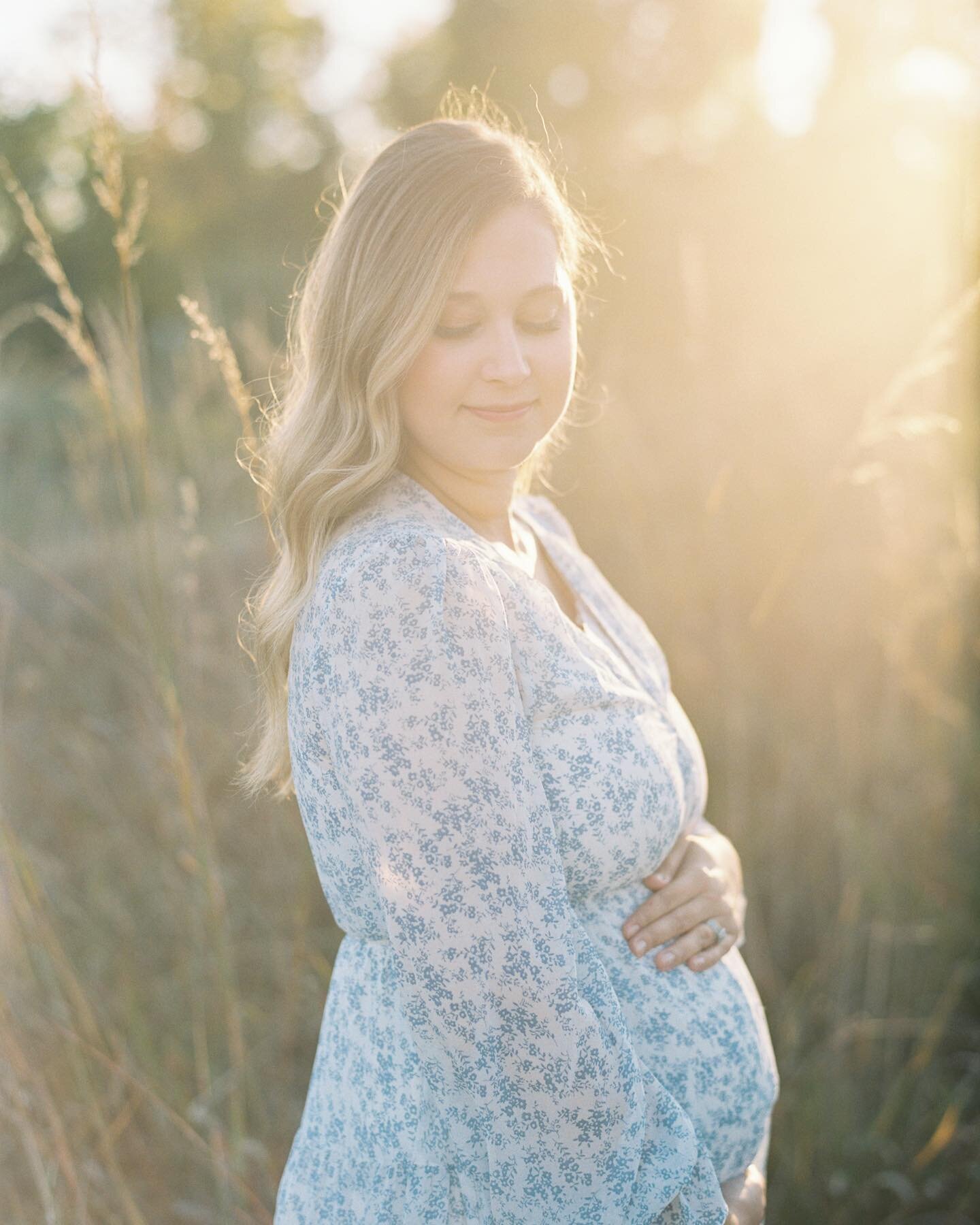 Love this glowy maternity session at the beginning of autumn season ☀️🍂
