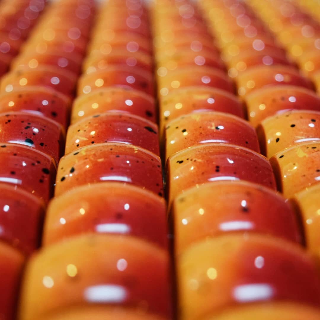Mango haba&ntilde;ero caramel dreams. 🥭🌶️🍫
.
.
.
#chowtastic #chocolate #chocoholic #mango #habanero #caramel
