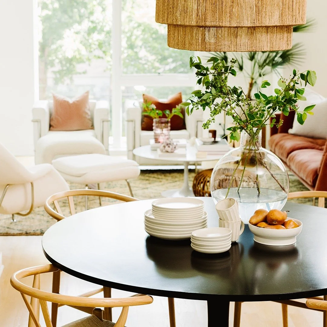 Chicago summers hit different when you know how fleeting they are. Soaking up every ray of this gorgeous light and bringing a bit of the garden indoors. 🌞🌿

📸✨ by @prezpipe 
styled by me

#chicagodesign #chicagointeriors #chicagohomes #chicagostyl