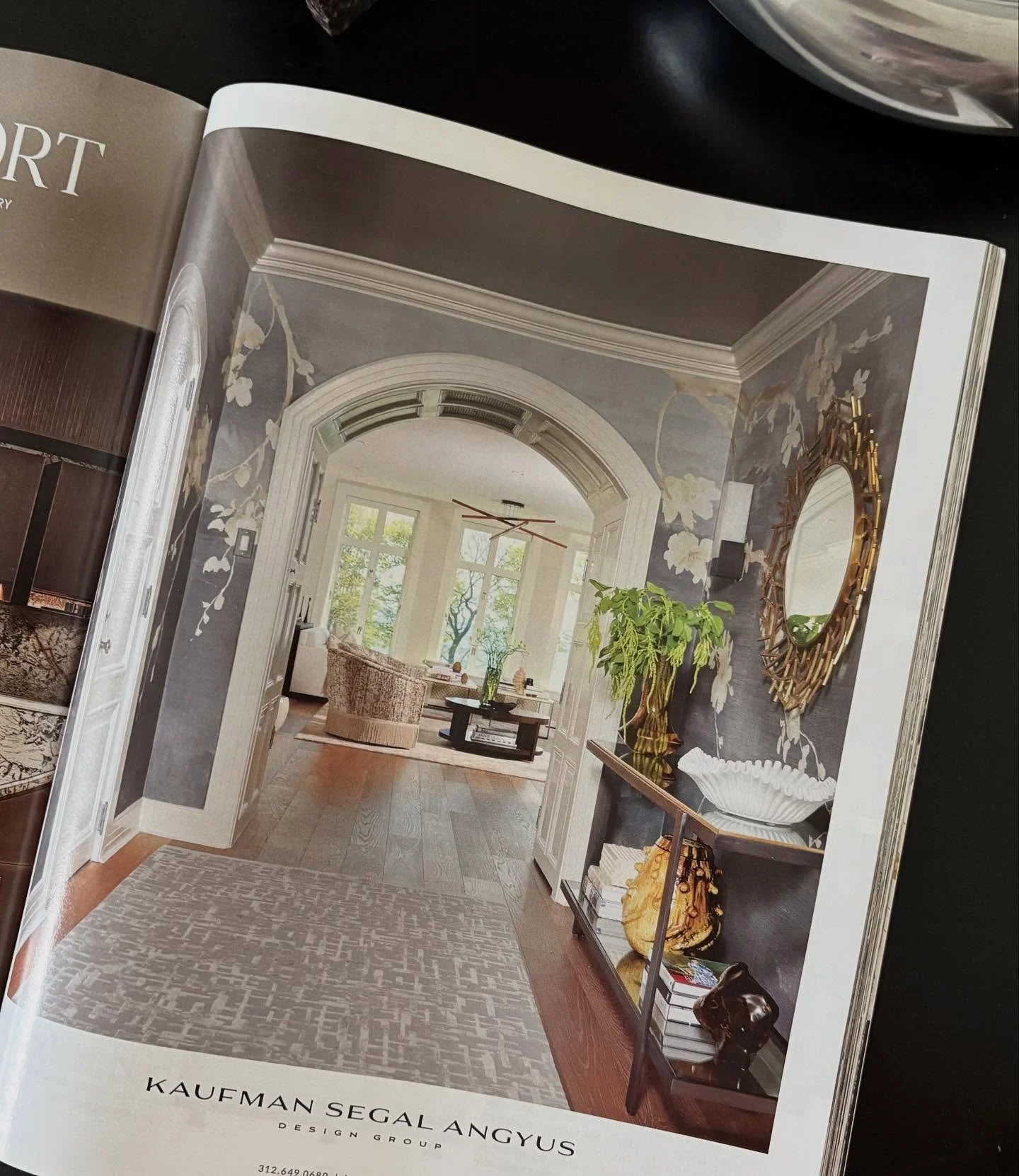 Styling out in the wild 🏺🗿🌾
Gorgeous Interiors by @kaufmansegalangyusdesign 
Captured brilliantly by @katrinawittkamp 
Found in the Sept issue of @luxemagazine

#interiors #interiordesign #chicagodesigner #luxuryinteriors #goldcoast