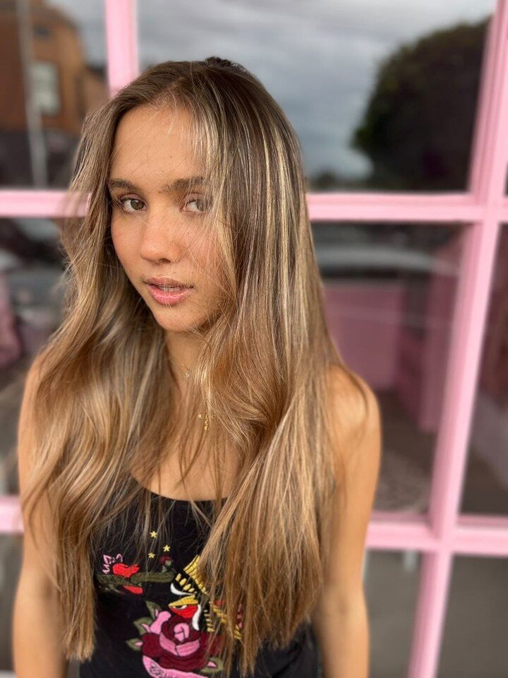 We&rsquo;re in love with this beachy bronde with soft &lsquo;n subtle face framing lights 🤌🏼

Hair by @jennalee_threeblindmice using @originalmineral @k18hair_australia @ghdhair_anz @foilmefoils