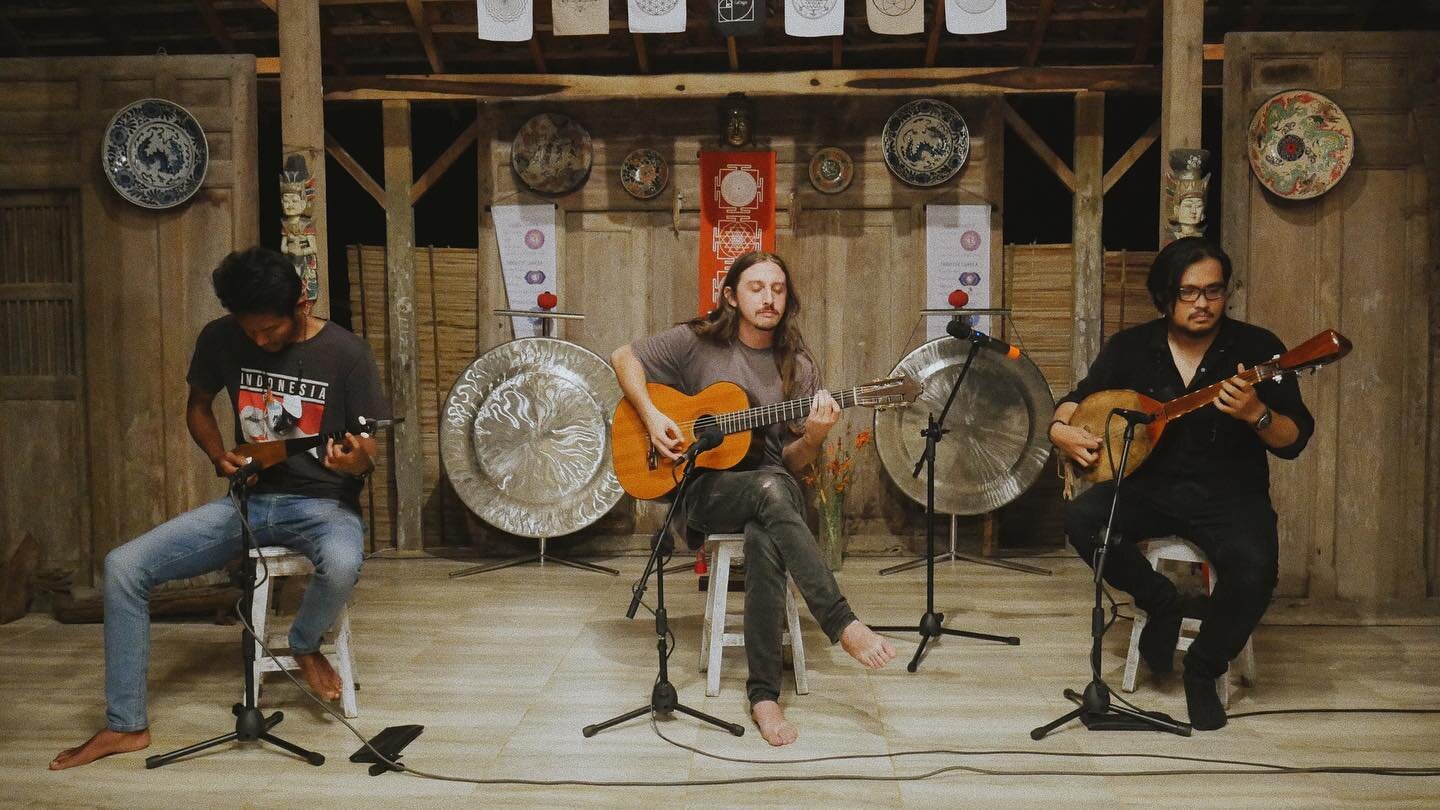 A feeling when performing on stage, drifting in harmony.. can't wait to experience that again, see you very soon kawan!

.
.
.
#indomusikgram #folkmusic #guitar #gambusindonesia #cenglumusic