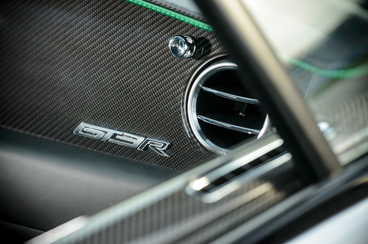 bentley-continental-gt3-r-dashboard-logo.jpg