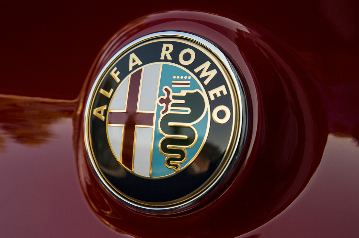 2015-alfa-romeo-4c-badge.jpg