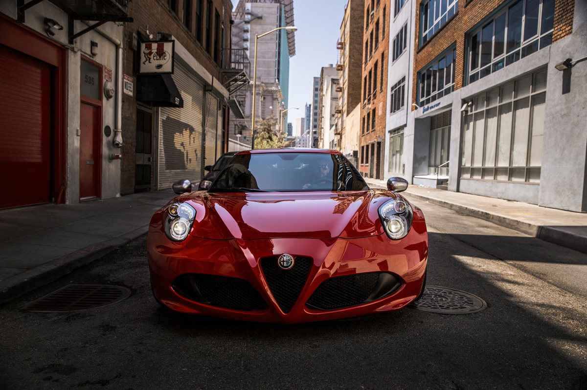 2015-alfa-romeo-4c-front-end-02.jpg