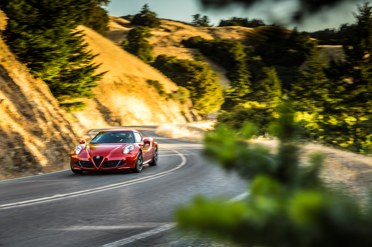 2015-alfa-romeo-4c-front-end-in-motion (1).jpg