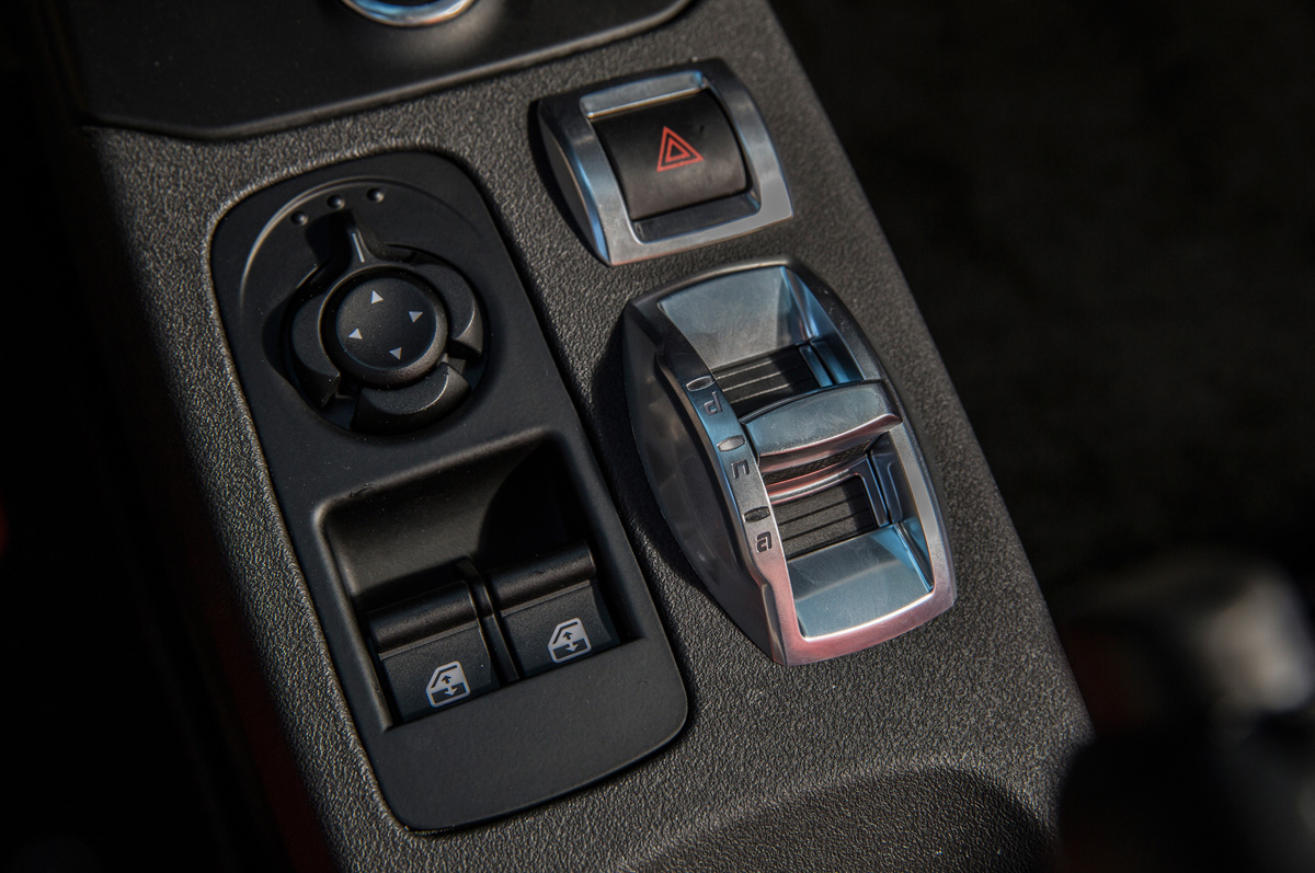 2015-alfa-romeo-4c-interior-details.jpg