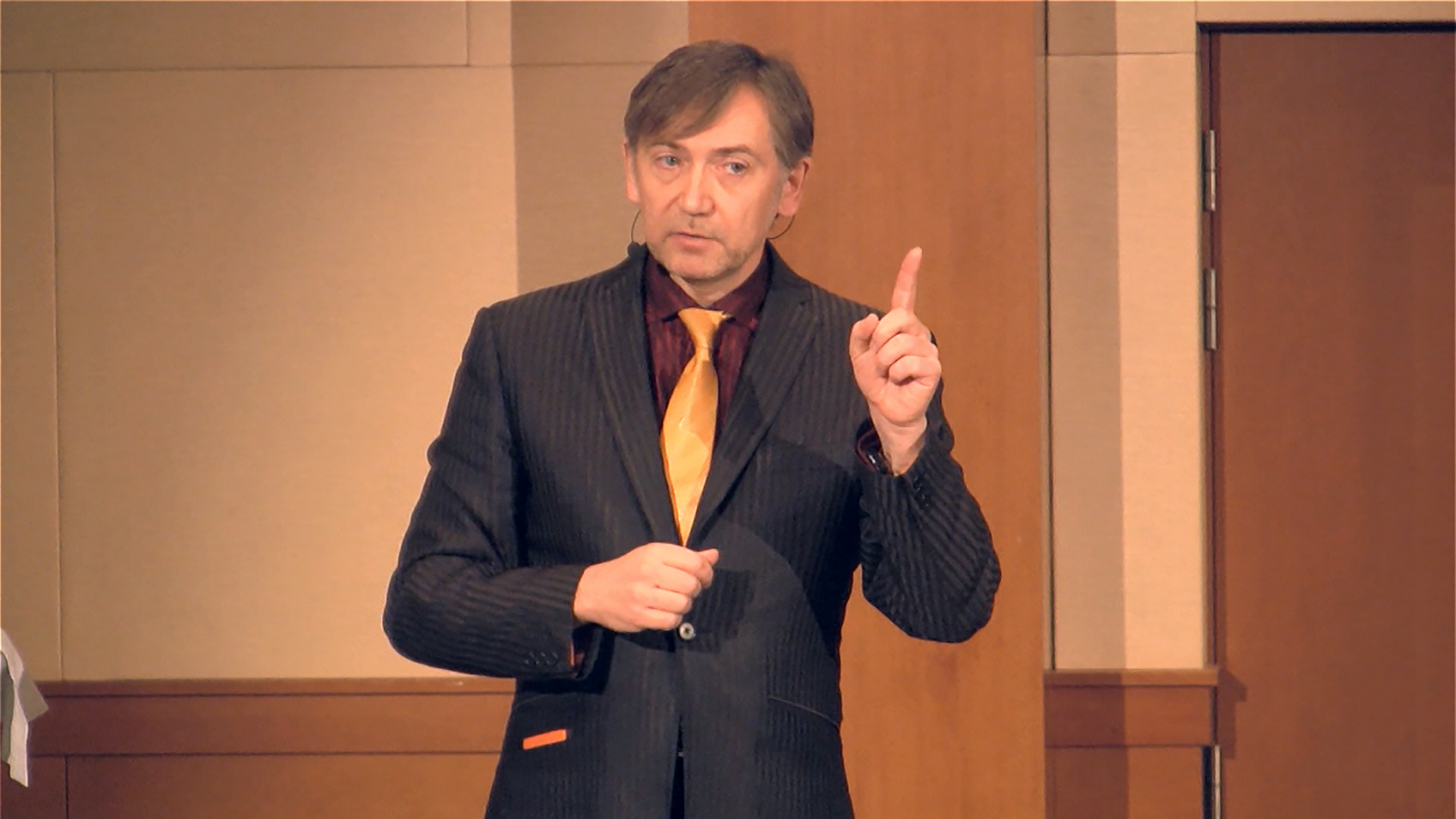 UK Professional speaker, Chris Davidson, presenting Seven Words That Make You More Money, Antwerpen, Belgium 2014.