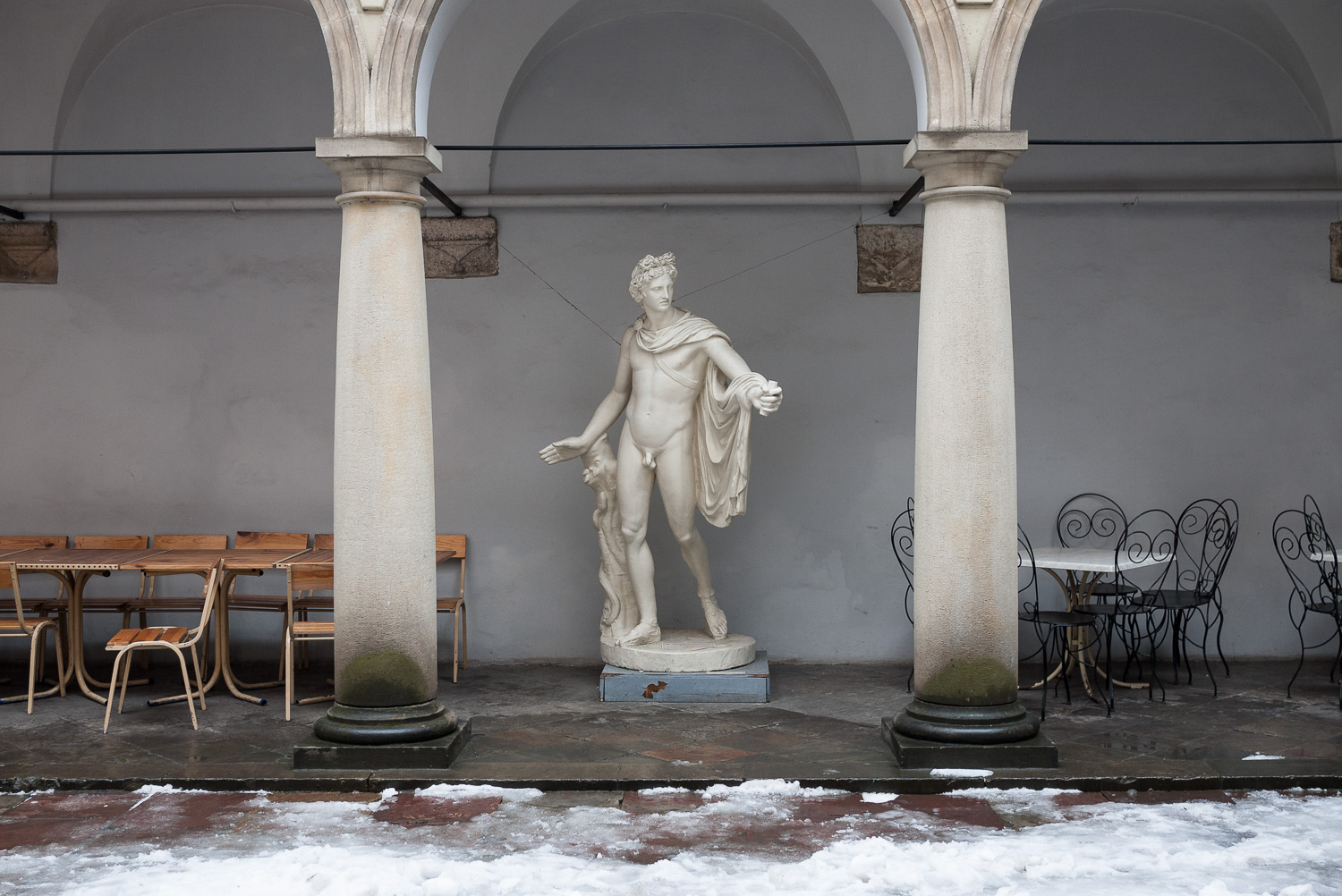  A statue in the Italian Courtyard of Lviv's history museum, west Ukraine. 
