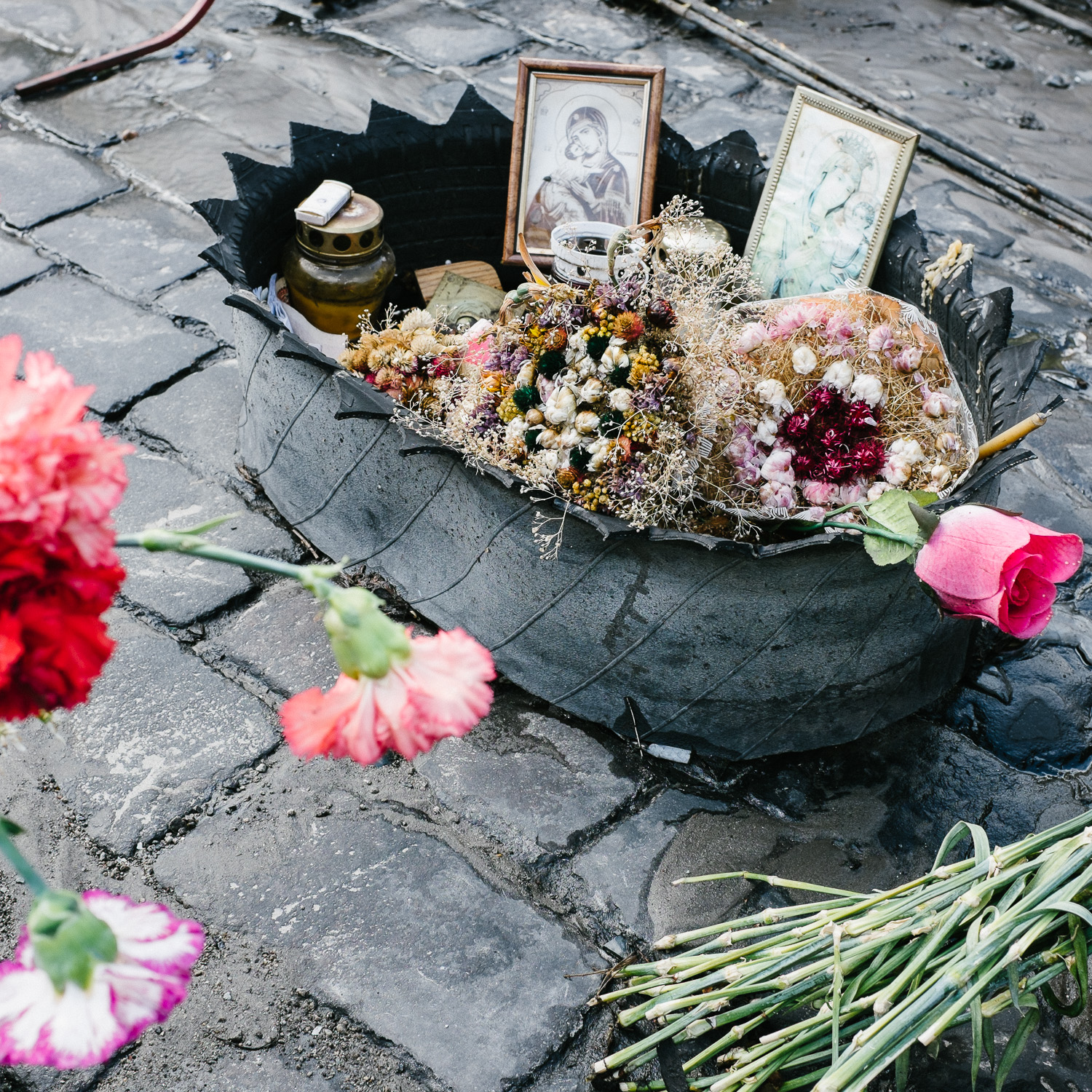  A memorial made from a tire on Kyiv's Hrushevskoho Street, off Independence Square. 