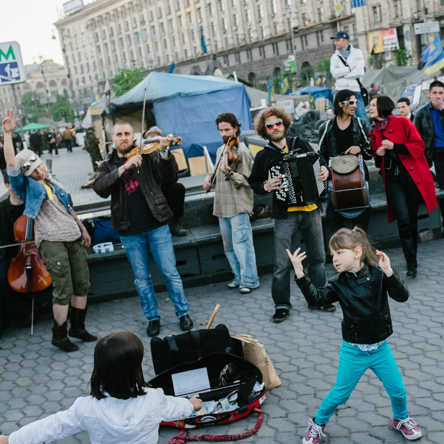  Girls dance to a street band playing to crowds on Kyiv's Independence Square, April 2014. 