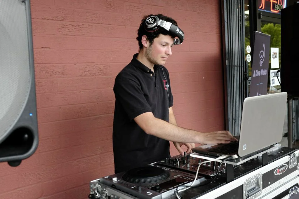 Hey, DJ!