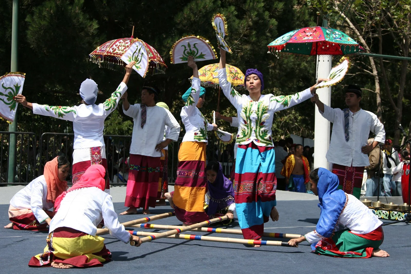 PHOTO_Pistahan_Stage_Singkil.jpg