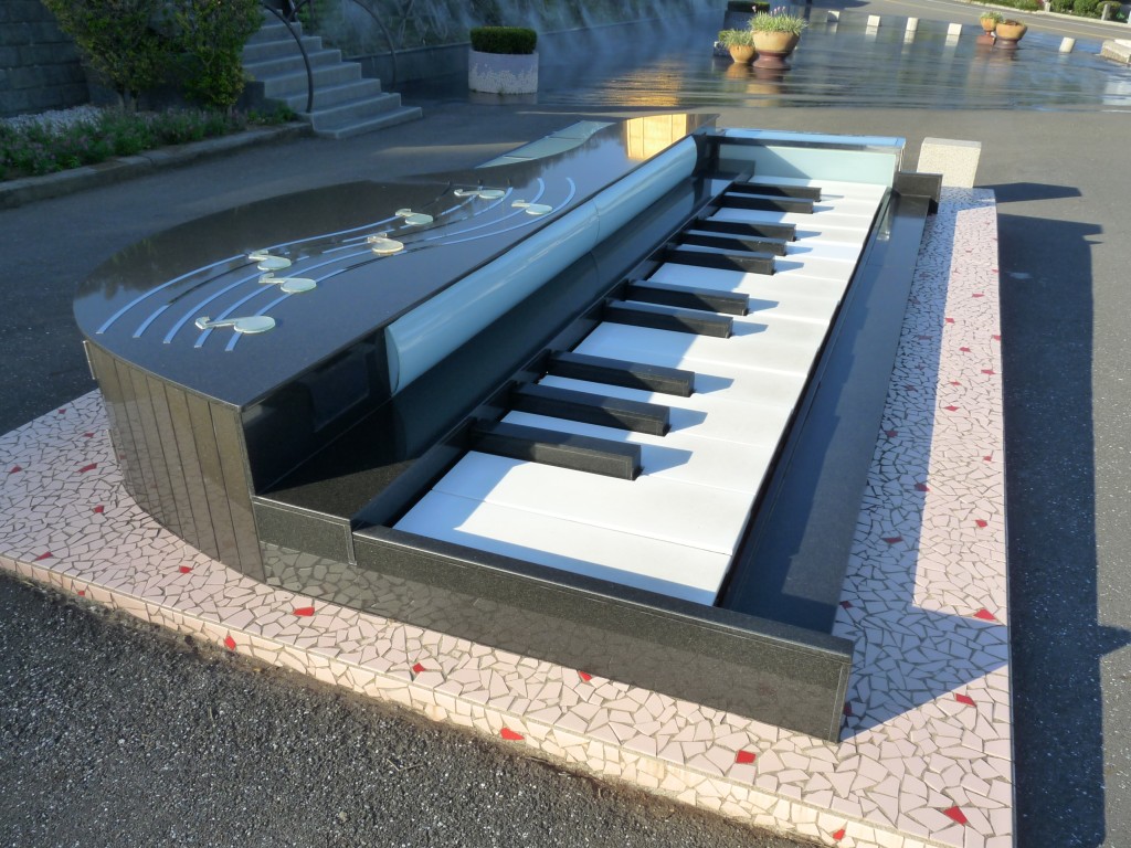 Keyboard at the gravesite of Teresa Teng