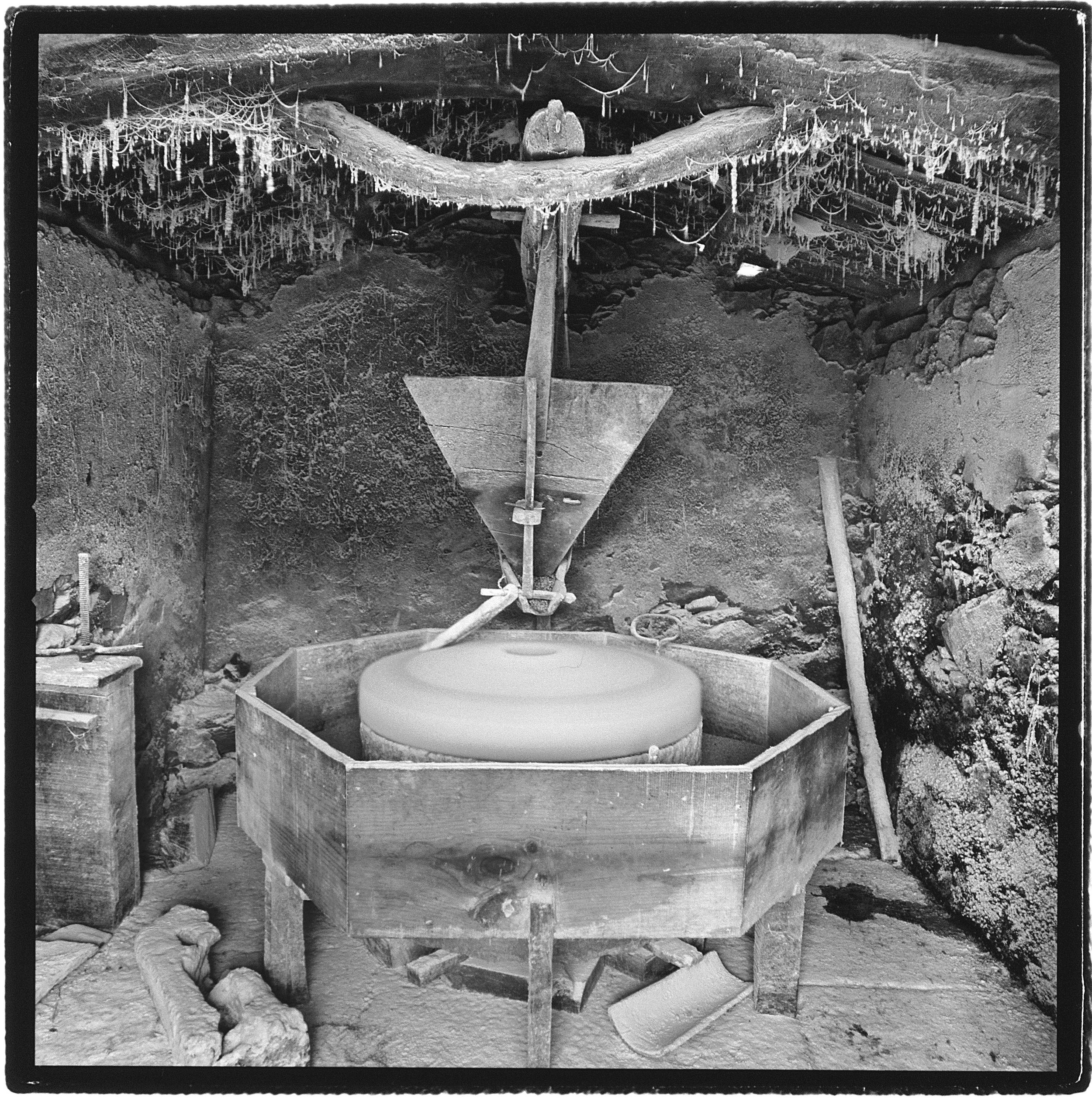 Molino en pleno proceso de trabajo, cerca de Curtis, 1983. El dueño del molino se ofreció a posar, y quedamos para el siguiente fin de semana; cuando llegamos, no había ni una telaraña, lo había limpiado y recogido todo.