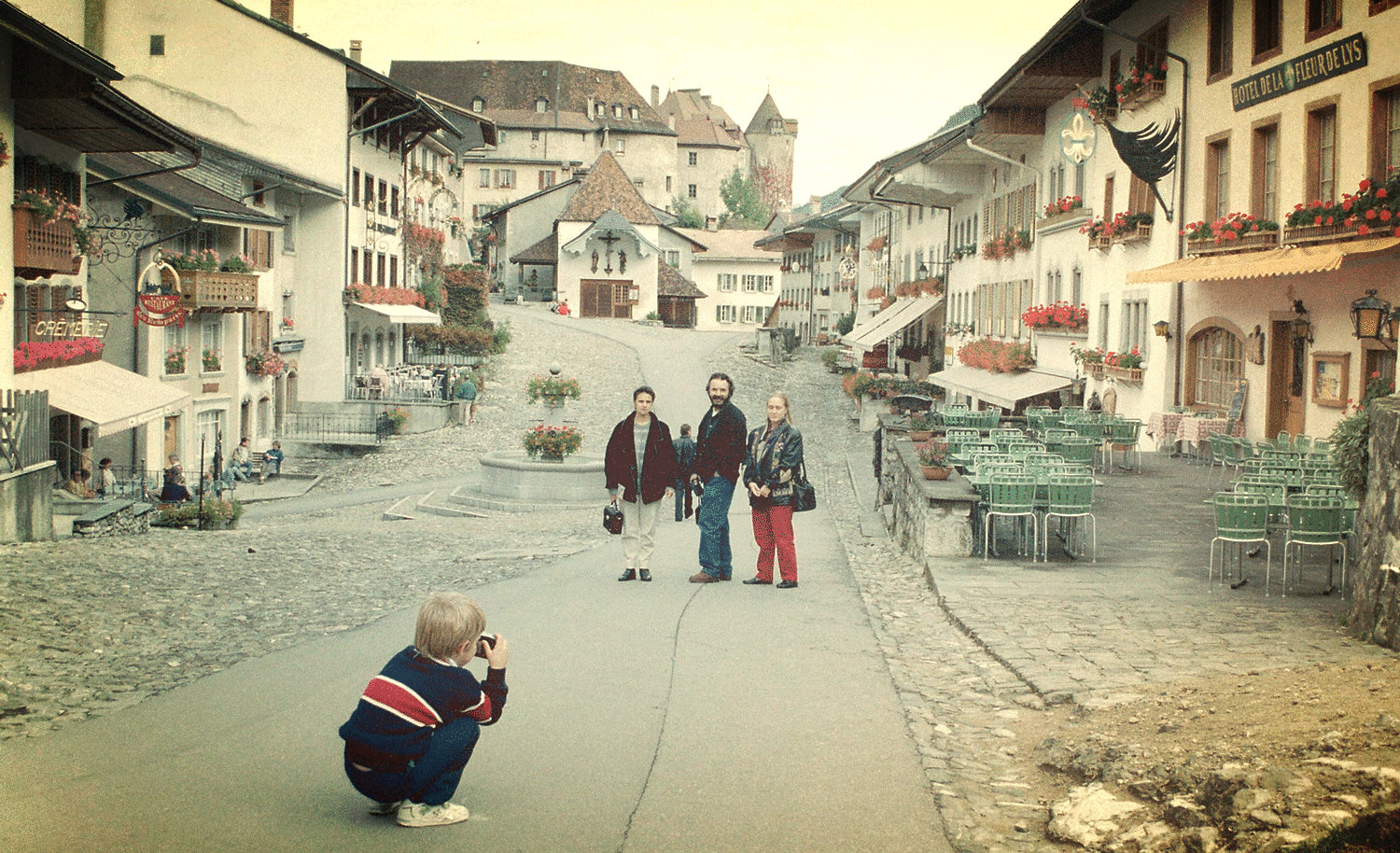 Suiza, 1993; yo estaba detrás, haciendo la foto con la Leica de la foto anterior. Hoy hace reportaje social profesionalmente.