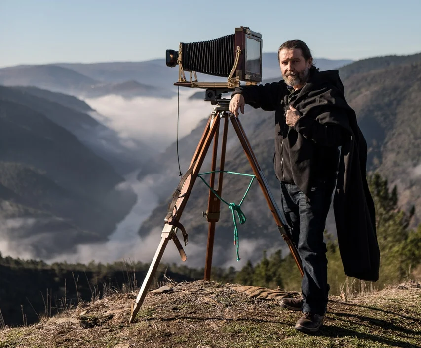 19 Sept. 1955 en As Pontes, (A Coruña, Galicia). Medico de Familia en activo desde 1981. Fotógrafo desde los 15 años, especialista en técnica tradicional en blanco y negro. Exposiciones colectivas más importantes: 259 IMAGENES, Fotografías Actual en España", diciembre 1983, Ministerio de Cultura. "IMATGES ESCOLLIDES" La Col.leció Gabriel Cualladó. FOCO 85, CÍRCULO DE BELLAS ARTES, MADRID Exposiciones individuales: "GALICE PROFONDE" Galería FOCALE, Nion (Suiza 1993) "ARA SOLIS", Galería ARTE PHOTOGRAPHIQUE, Genève, 1997. "FOTOGRAFÍAS" Kiosko Alfonso, A Coruña, 1984. Premio más destacado: NIKON PHOTO CONTEST INTERNATIONAL 1981/82 (Honorable Mention). Obra depositada: Reina Sofía ("259 IMAGENES, Fotografías Actual en España") IVAM (La Col.leció Gabriel Cualladó) Museo Cantonal de Ginebra.