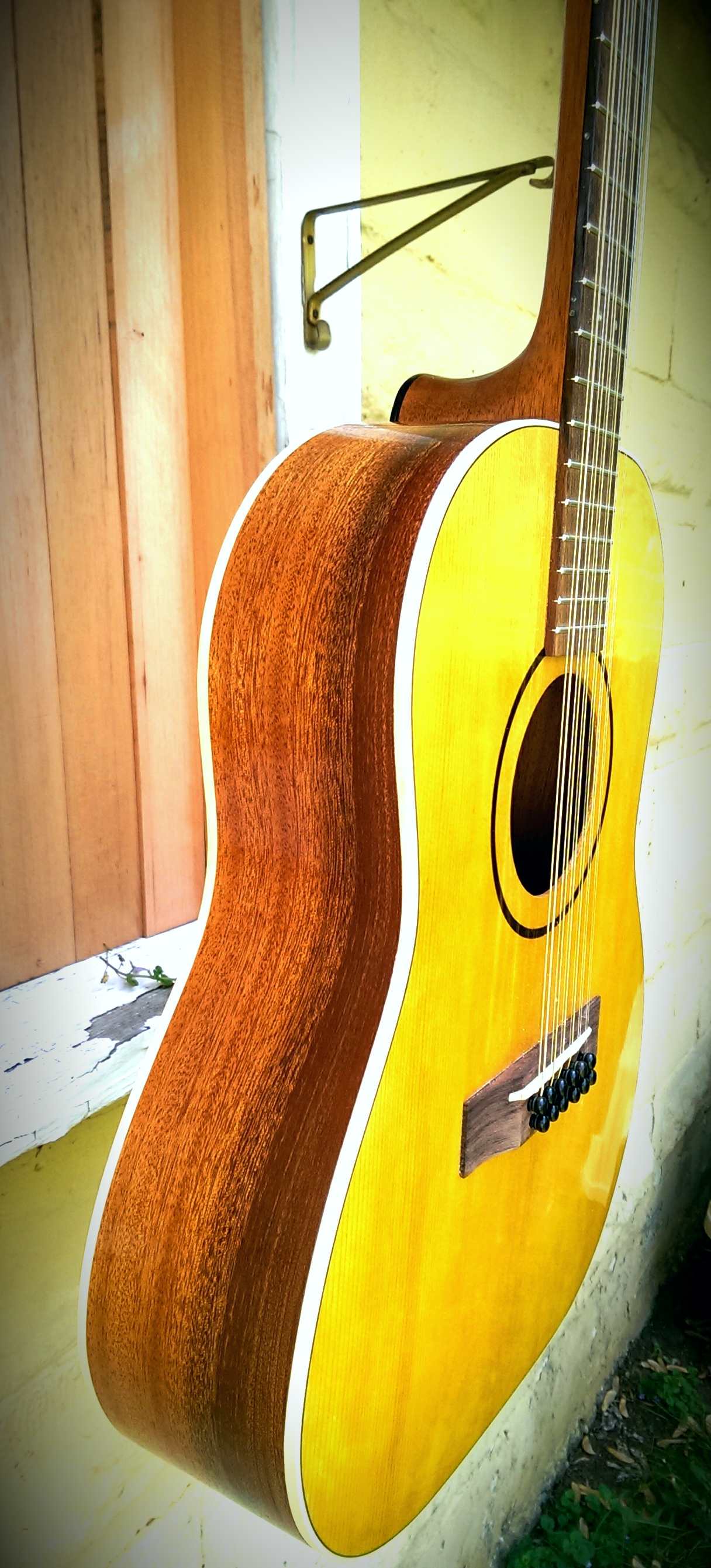 Two-tone Mahogany, Natural. Aged Toner Top, Sitka Spruce
