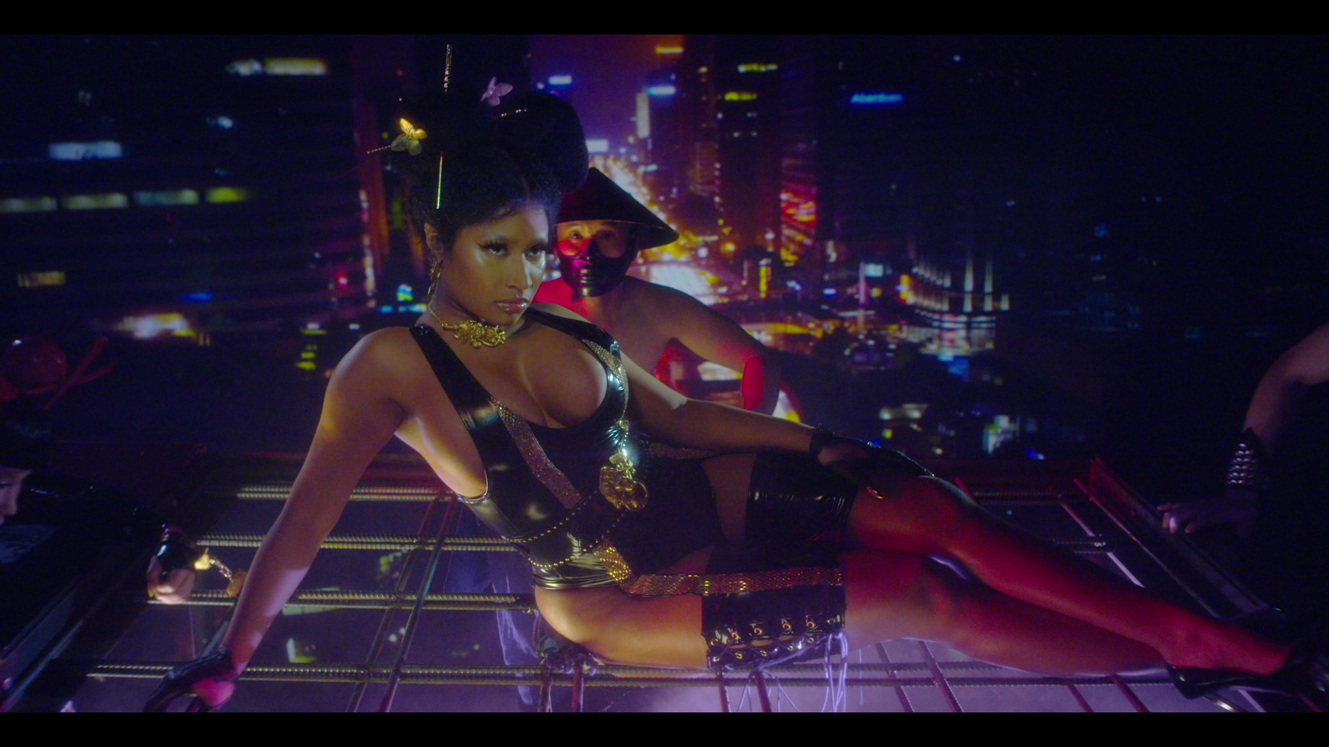 Nicki-Minaj-Chun-Li-Barbie-Tingz-video.jpg