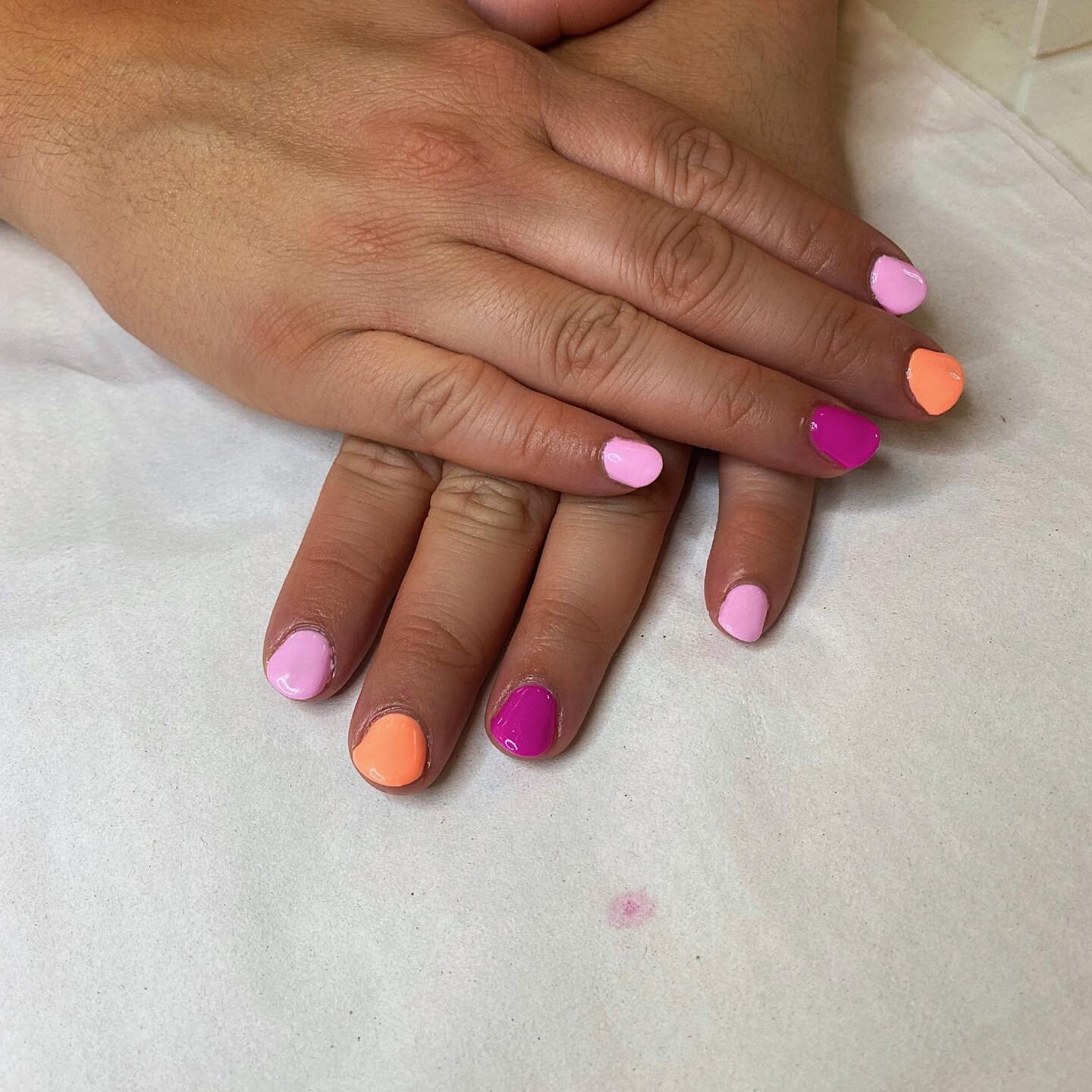 Cute short shellac&rsquo;s 💕💅🧡