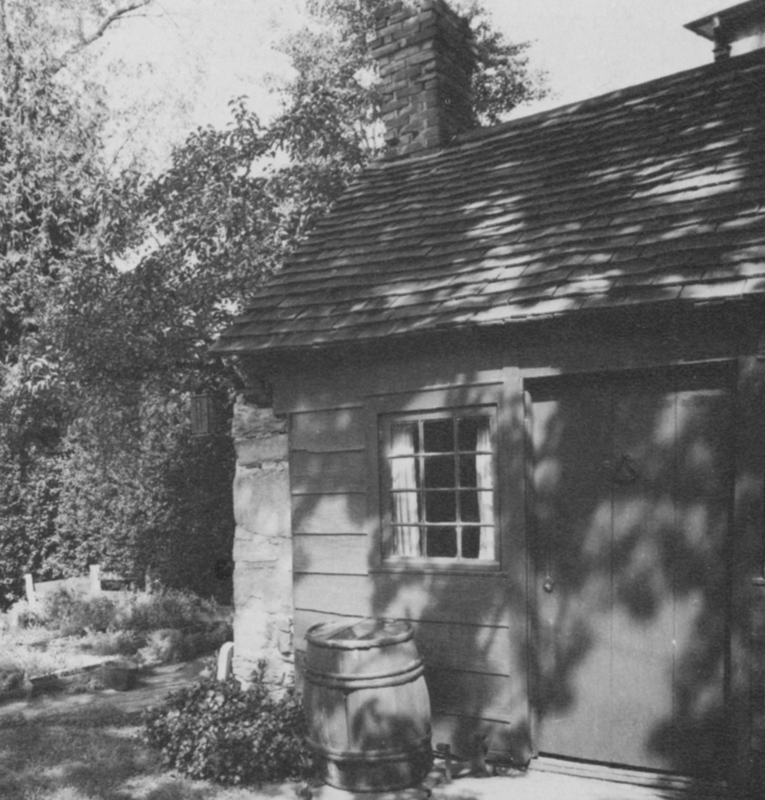 One of Westchester’s last remaining slave quarters is on Old Army Road in Scarsdale. It stands behind the Pre-Revolutionary heritage home known as the Hunt-Smith House. The building, about 9 feet by 12 feet, had a fireplace and stone floor. The second floor was used for sleeping and housed up to 8 slaves. Israel Hunt and his son, Joshua, originally owned the farmhouse. As Tory supporters, their farm was confiscated after the Revolutionary War and bought by Richard Morris who was the Second Chief Justice of the New York State. Both owners had more slaves than most of the households in Scarsdale. Morris was recorded as owning 12 slaves over a period of time.