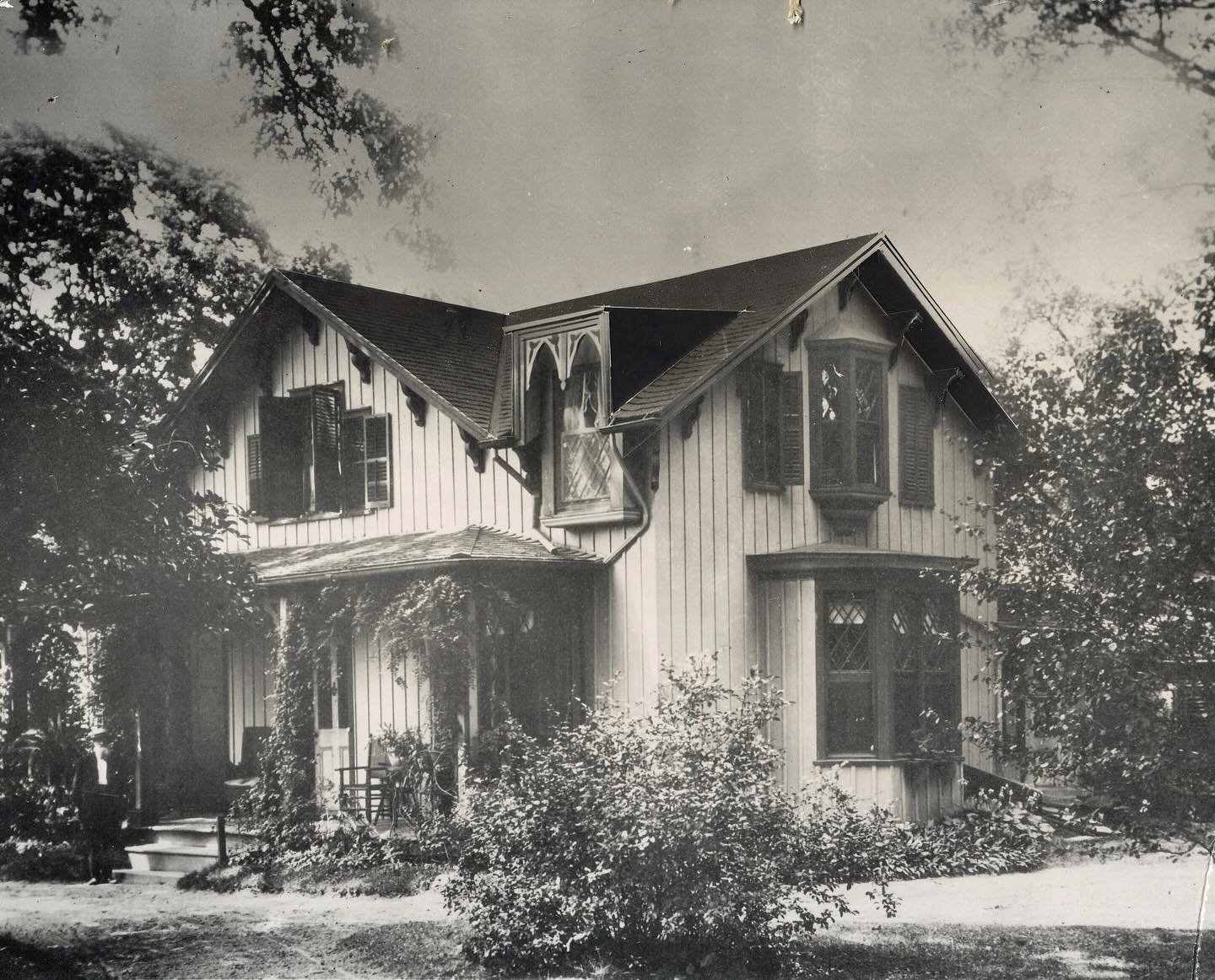 From yesterday&rsquo;s reel, this house still stands on Rectory Lane! Built in 1850 with a Hudson River Gothic style, it was built on Major William Popham&rsquo;s estate for his son&rsquo;s sister in-laws (the Hill family). The front entrance used to