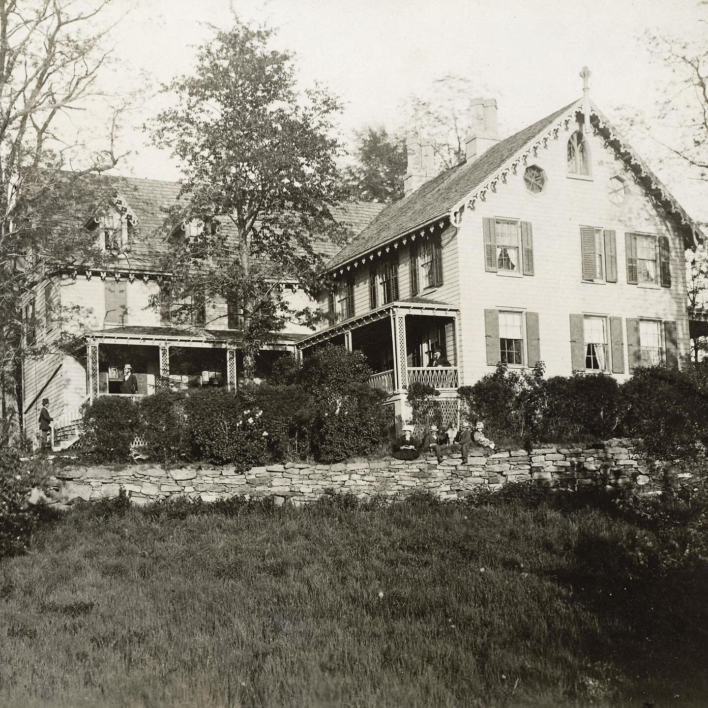 This house still stands at the top of the hill as you drive up Mamaroneck Road from Post Road. The original parts of the Griffin-Fish House were built by Jonathan Griffin in the 1730&rsquo;s. Decades later, it was occupied by British General Howe and