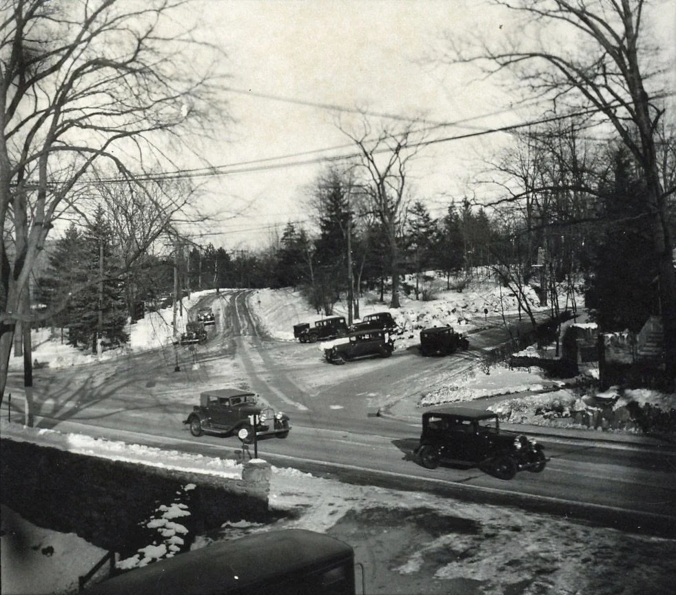 Post, Heathcote and Drake almost a century ago- before traffic lights🚦

This was likely taken from upstairs at (the old) Village Hall. The Post Road trolley tracks were removed around 1929, so this seems to be after that.

📸 @scarsdalelibrary