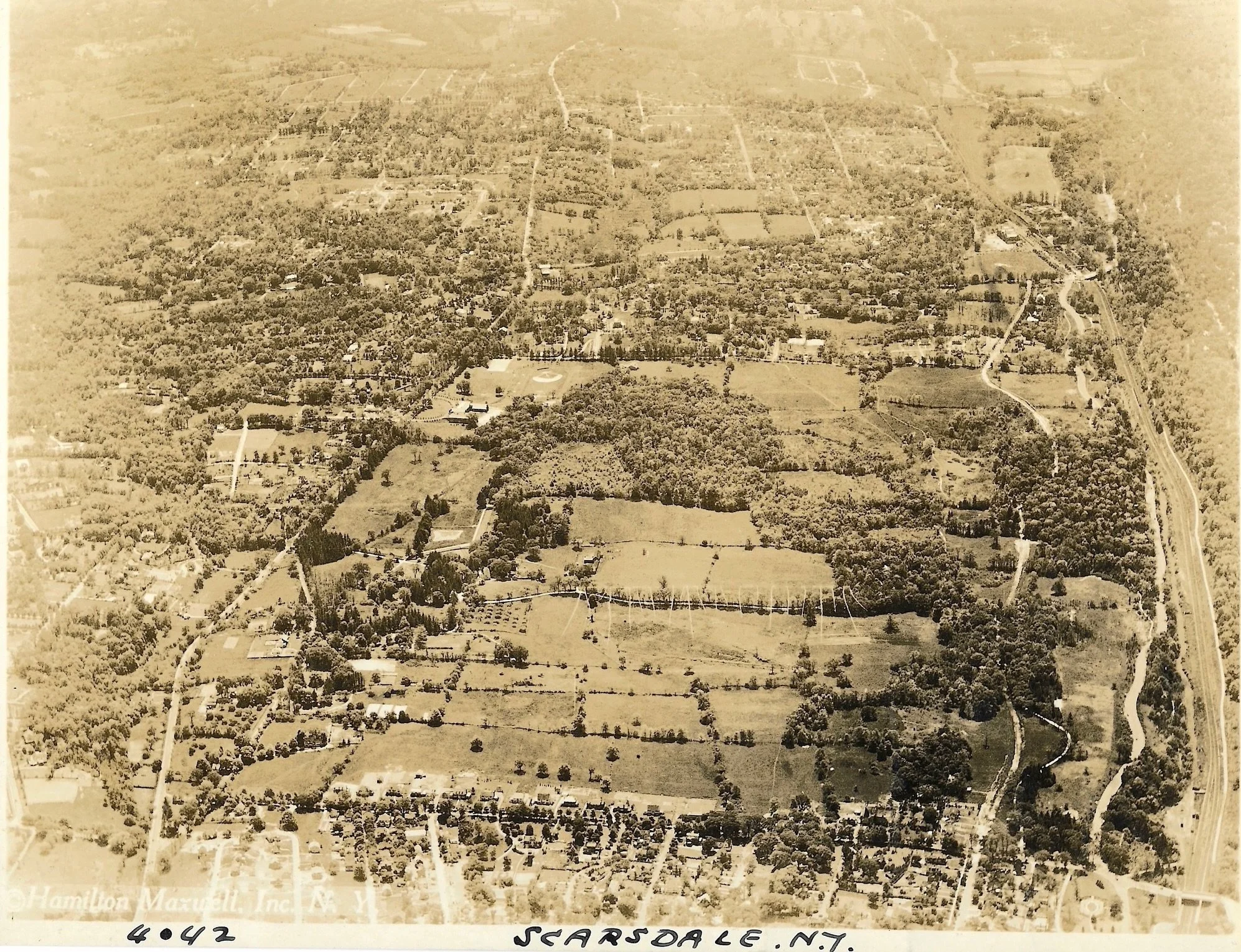 New acquisition 🤯. Can you tell where this is? ..

Extra credit: can you identify the close-up shots of well-known Scarsdale spots? 

📸 c. 1925-1926 by Hamilton Maxwell , a prominent aerial photographer