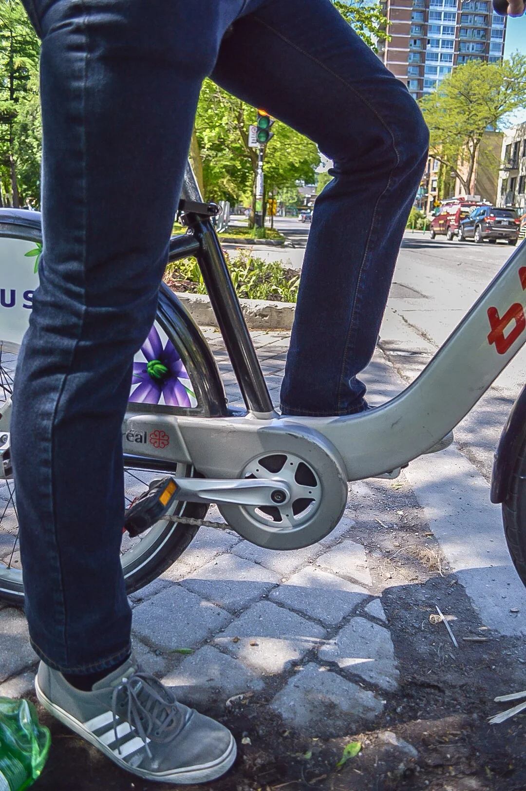 Undocking a BIXI in beautiful Parc La Fontaine.