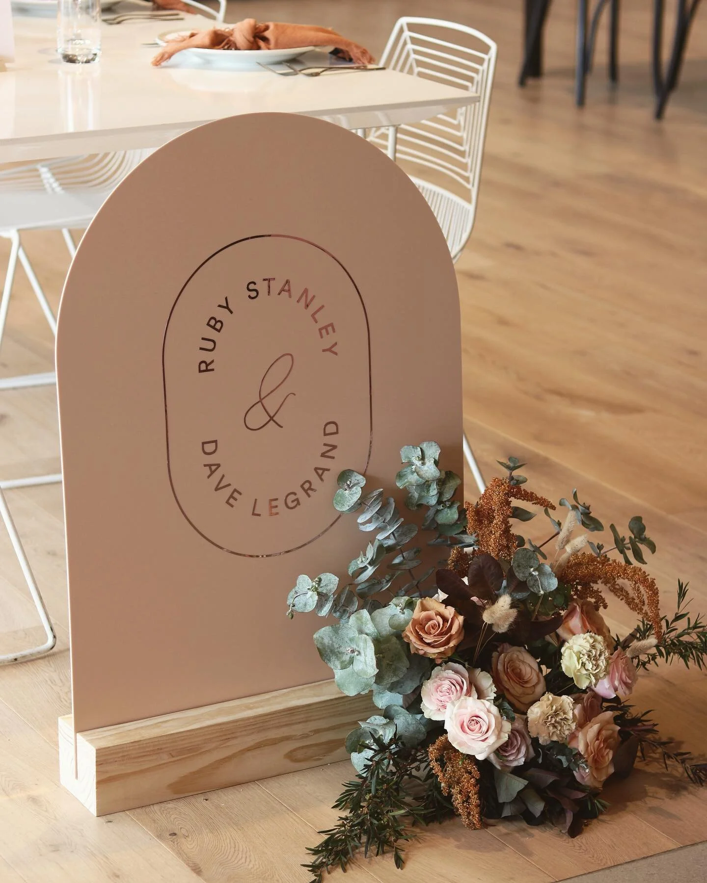 We absolutely loved our day at @lakebreezeevents Wedding Open Day on Sunday. We met some gorgeous couples, beautiful like minded wedding creatives and got to showcase some of our lovely work in this stunning location. If you&rsquo;re in SA and haven&rsquo;t checked out Lake Breeze Winery, add it to your list. ✨
Shown here is our sand acrylic welcome sign with rose gold details from one of our new Semi-custom collections. With stunning blooms thanks to @thegatheredbunch 😘
-
#jemandi #lakebreeze #lakebreezewinery #weddingsignage #weddingwelcomesign #winerywedding #southaustralianwedding #weddingsign #welcomesign #modernwedding #weddingdesign #weddingstationery #ontheday #luxewedding #wedding #adelaide  #floralsign #weddingwelcome #graphicdesign #weddingbranding #branding #typography
